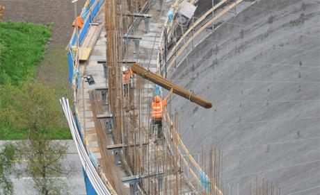 Der Kran läuft am Anschlag: Entweder bringt er Beton oder Nachschub für die Eisenleger auf die Schalung.