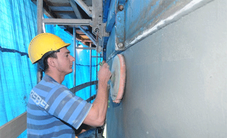 Arbeit auf dem Hängegerüst: Der noch frische Beton wird mit Spezialmaschinen taloschiert. 