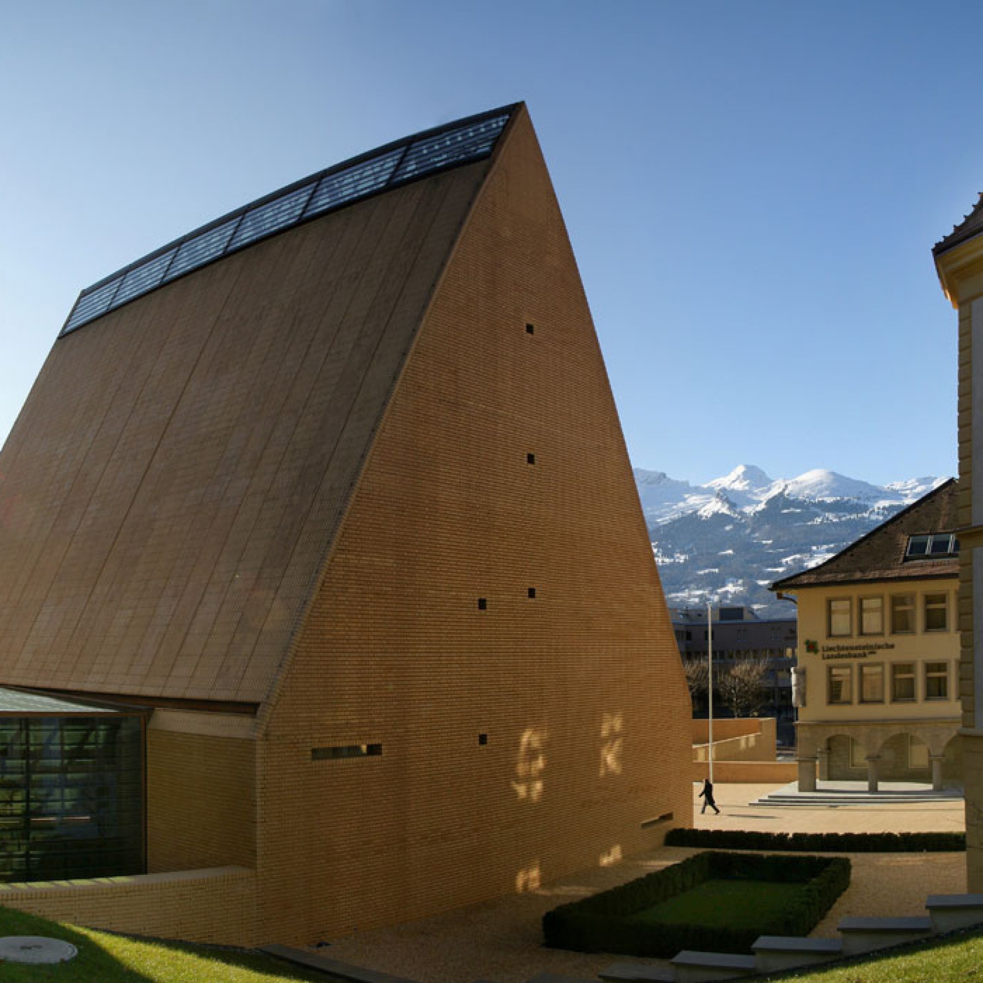 Rückwärtige Ansicht des Plenarsaals in Liechtenstein. (Bild: wikimedia)