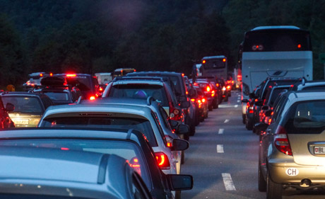 Wächst die Bevölkerung, steigt die Anzahl Fahrzeuge und steigt damit auch nicht die Anzahl Parkplätze, fürchtet die Mobilitätakademie, dass Parkplätze zum Luxusgut werden. (Bild: Rainer Sturm, pixelio)