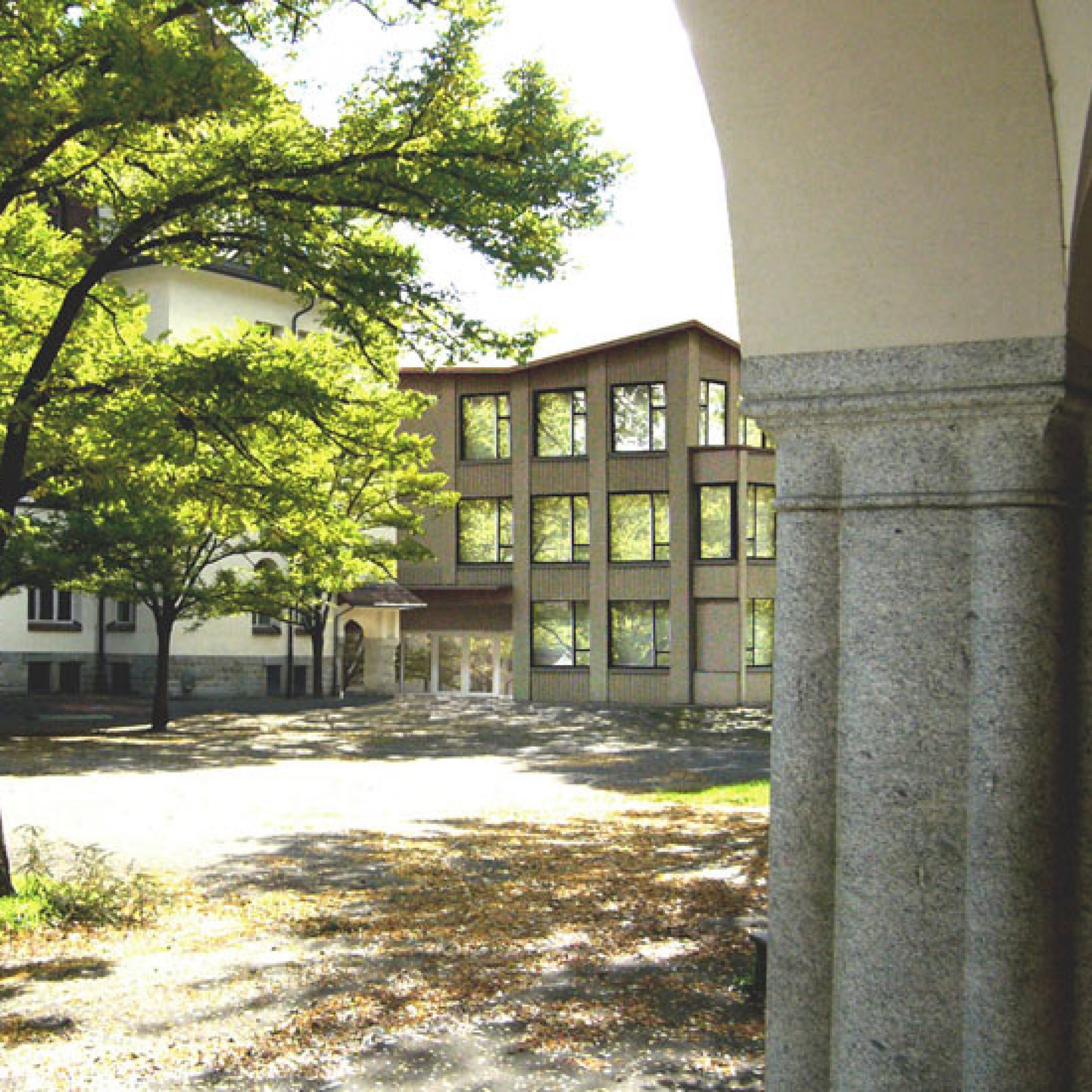 Blick vom Schulhaus auf den Neubau. (PD)