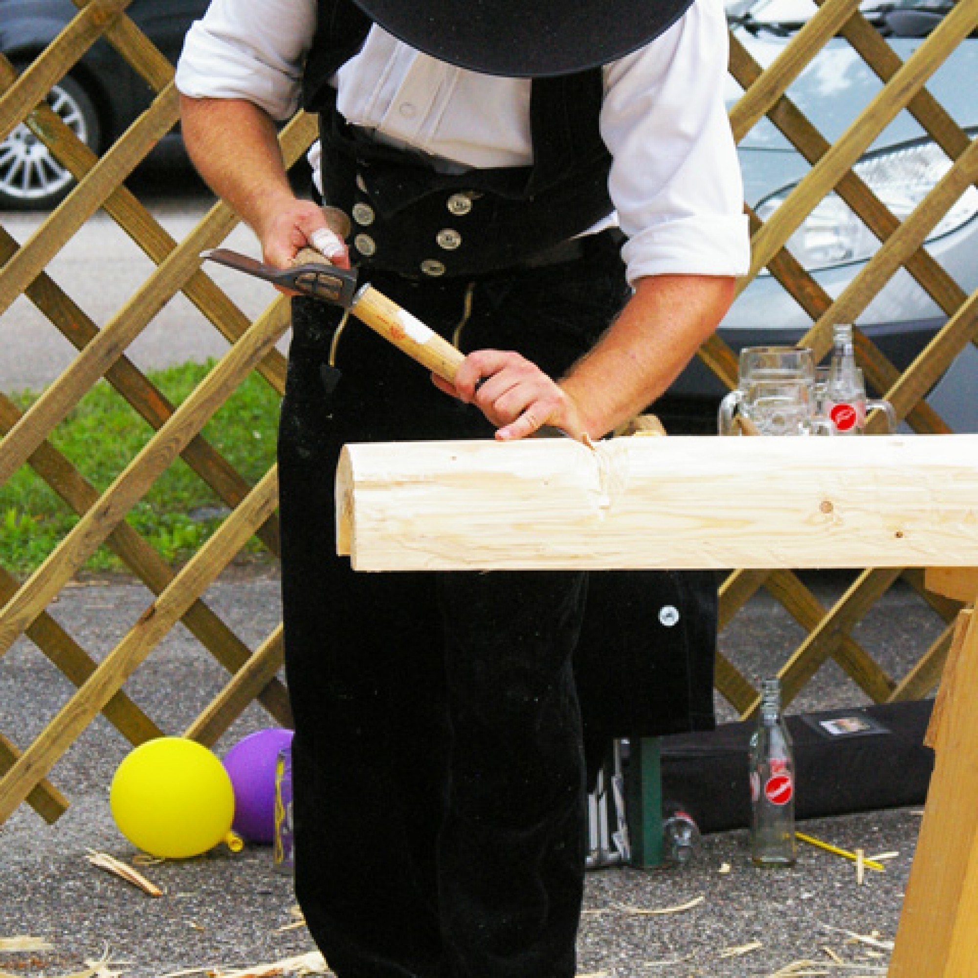 Zimmerer in Traditionskleidung (Bild: wikimedia)