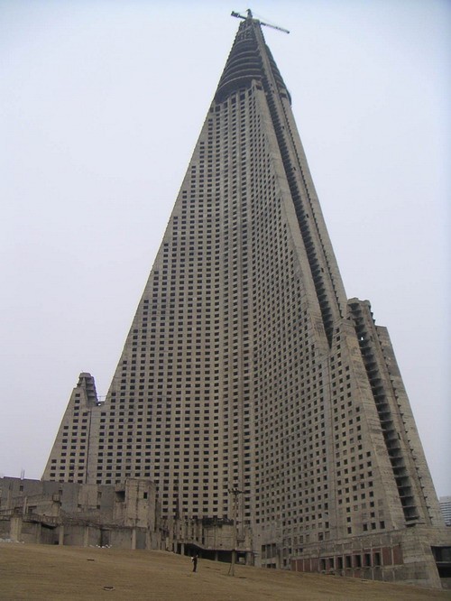 Ryugyong Hotel in Pjöngjang im Rohbau 2004