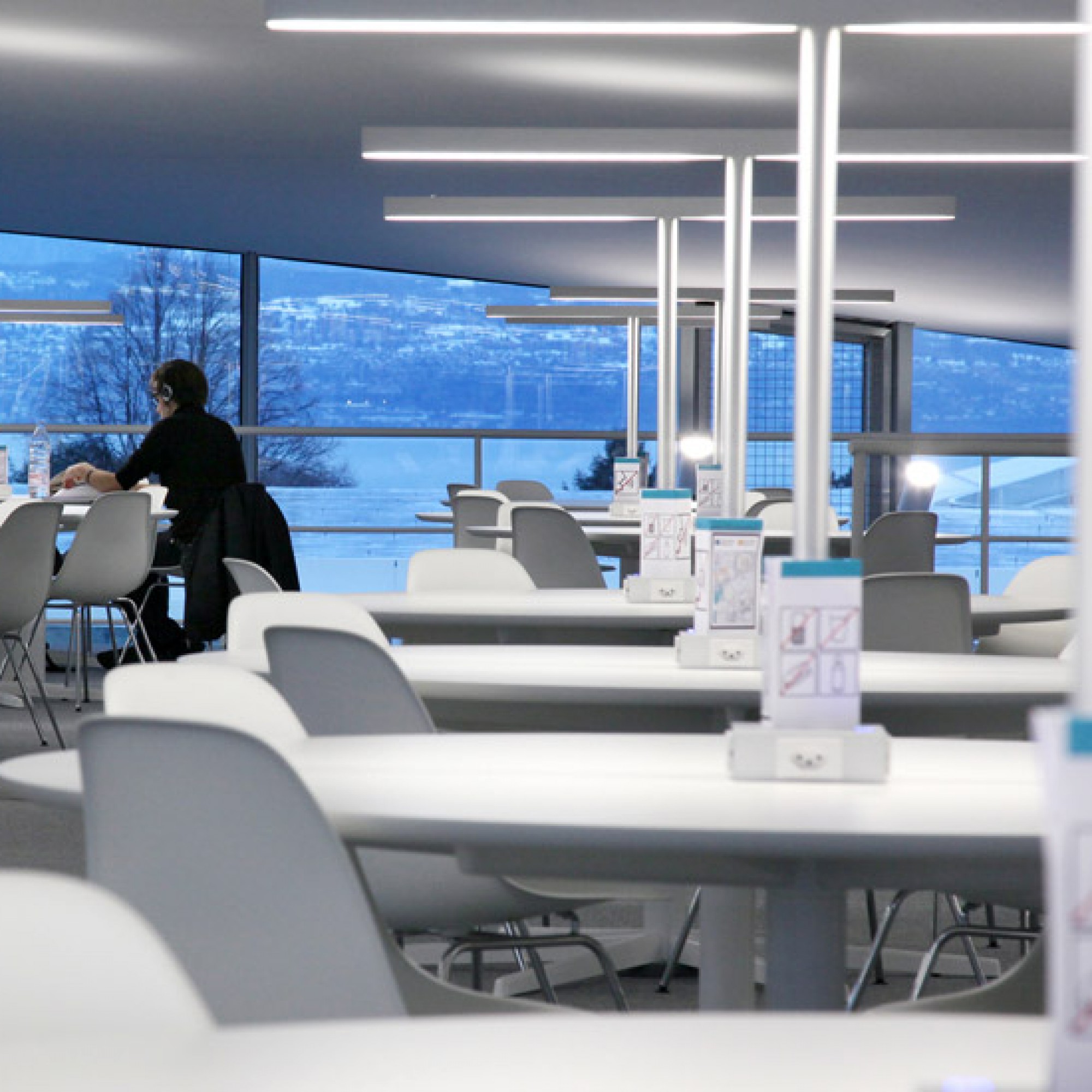 Auch die Bibliothek verfügt über grosszügige Fensterfronten. (EPFL)