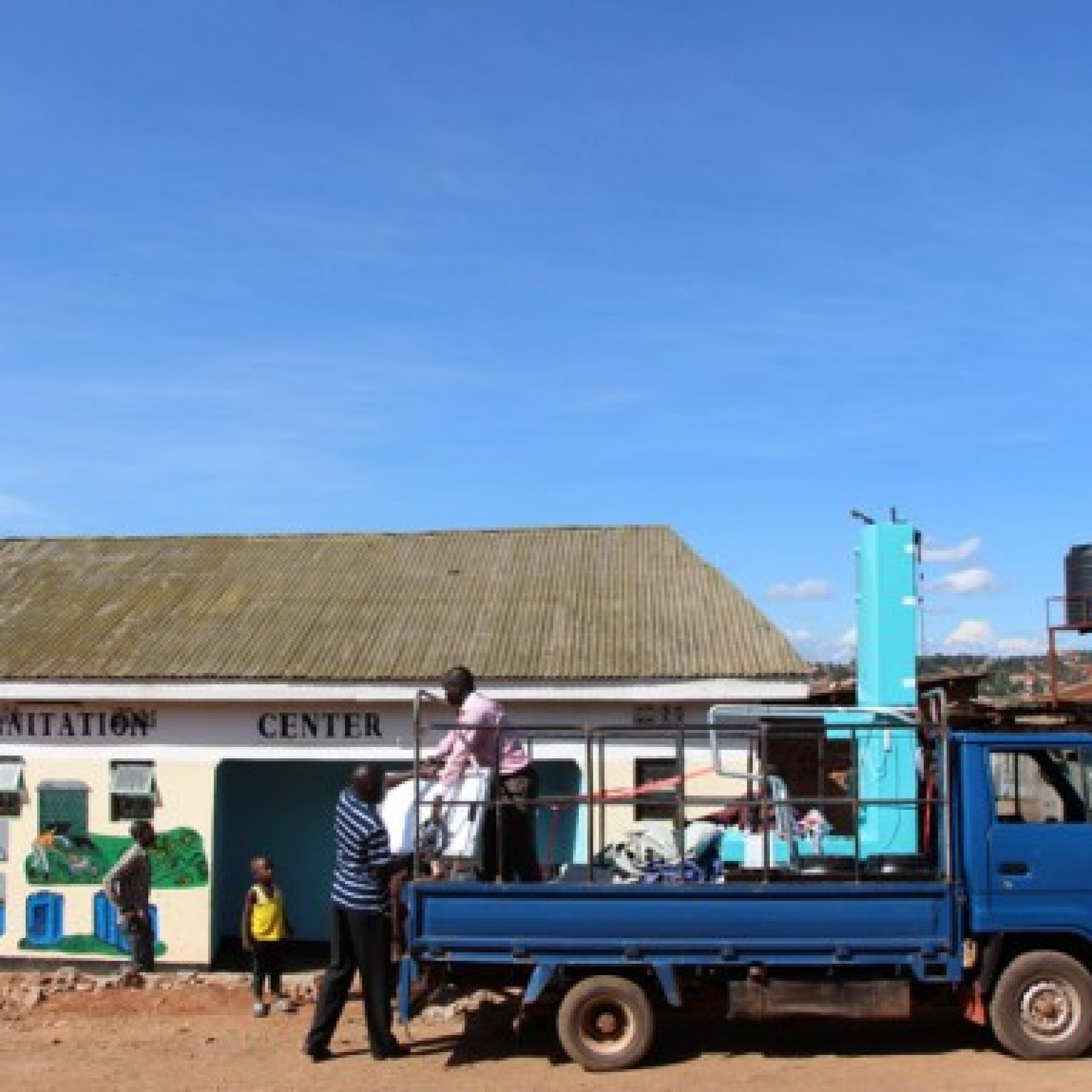 Uganda: Eine blaue Trenntoilette wird angeliefert (Bild: zvg)