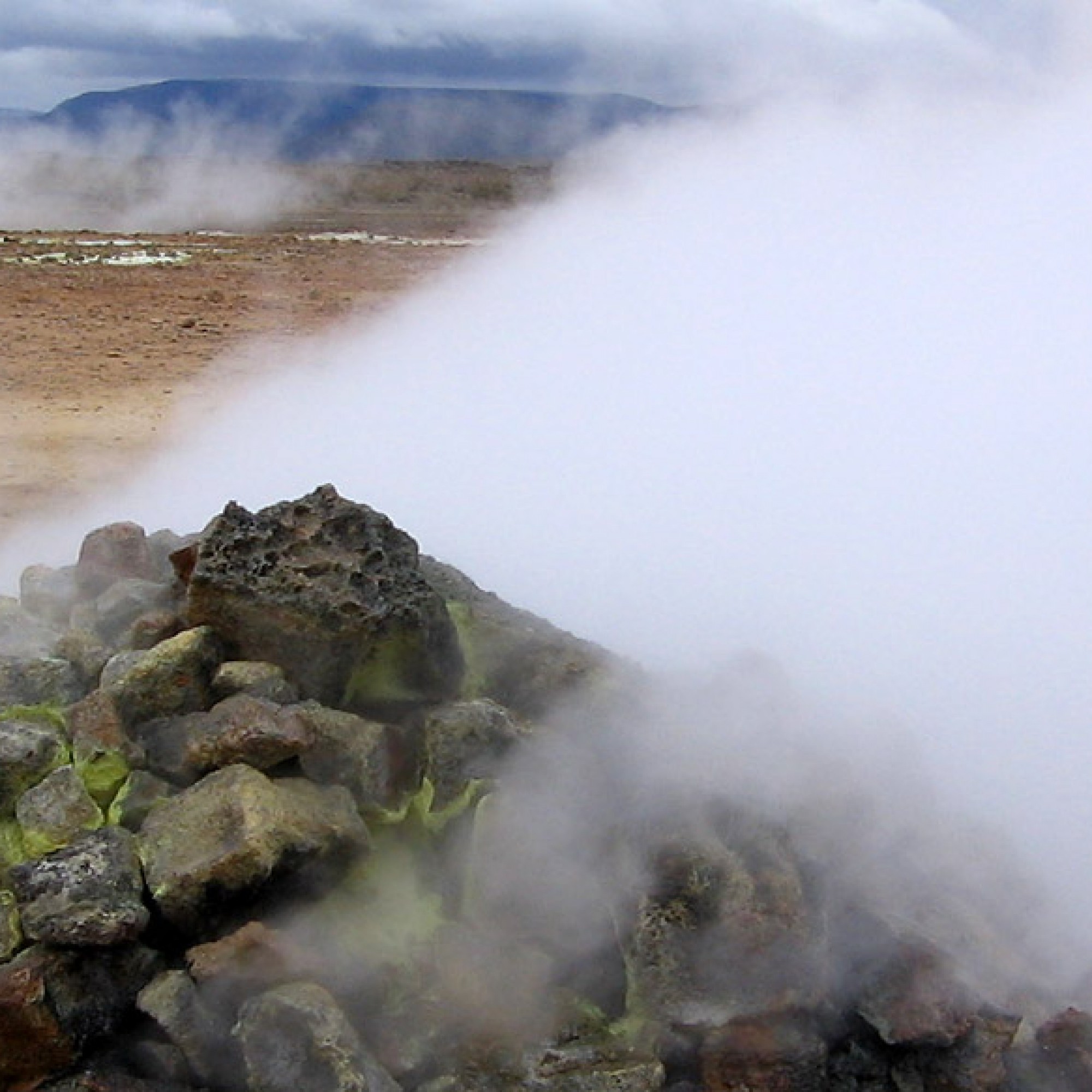 Solfataren, wie der abgebildete bei Krafla in Island, sind 100 bis zu 250°C heisse postvulkanische Exhalationen von Gasen. (Martin Barth, wikimedia, CC)