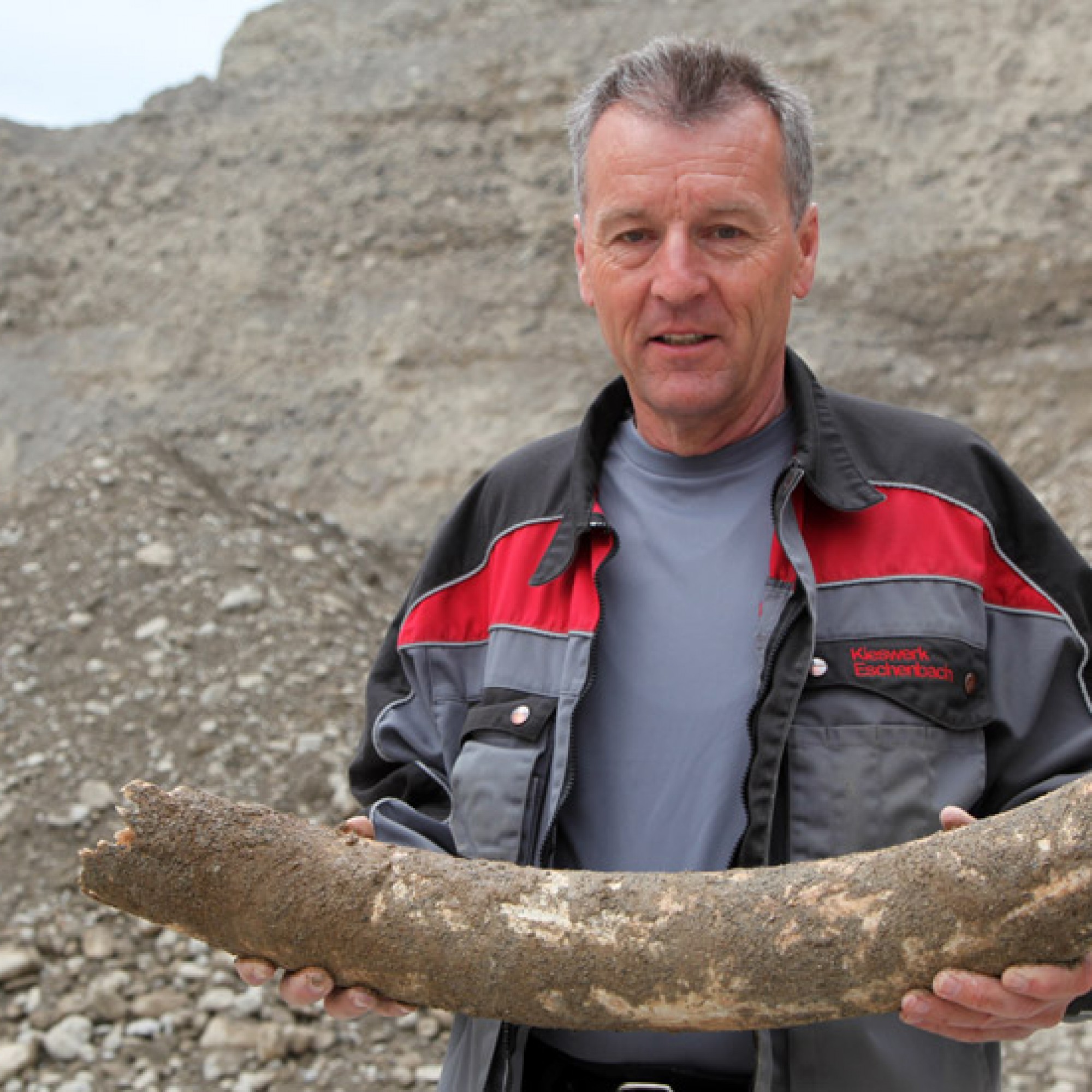 Peter Honauer mit dem prähistorischen Fundstück. (pd)