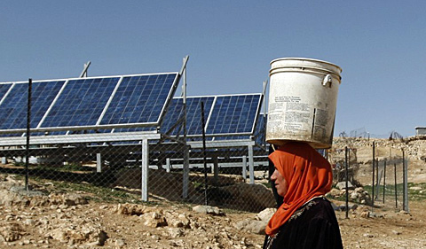 Frau in Gaza vor familieneigener Solaranlage (Bild: pd)