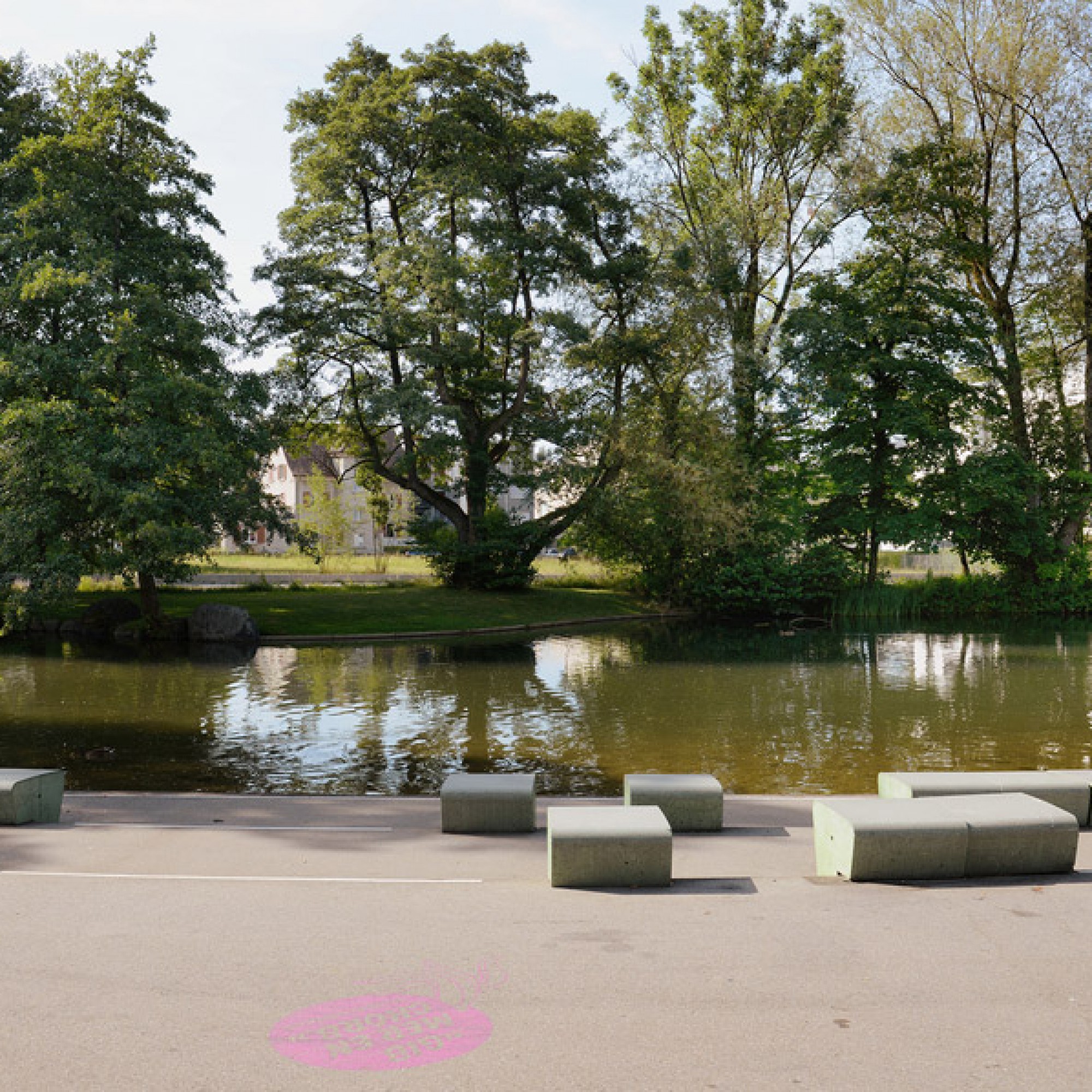 Skulpturale Sitzgelegenheiten von Schweingruber Zulauf Landschaftsarchitekten als Gestaltungselemente im Stadtpark. (Schweizer Heimatschutz)