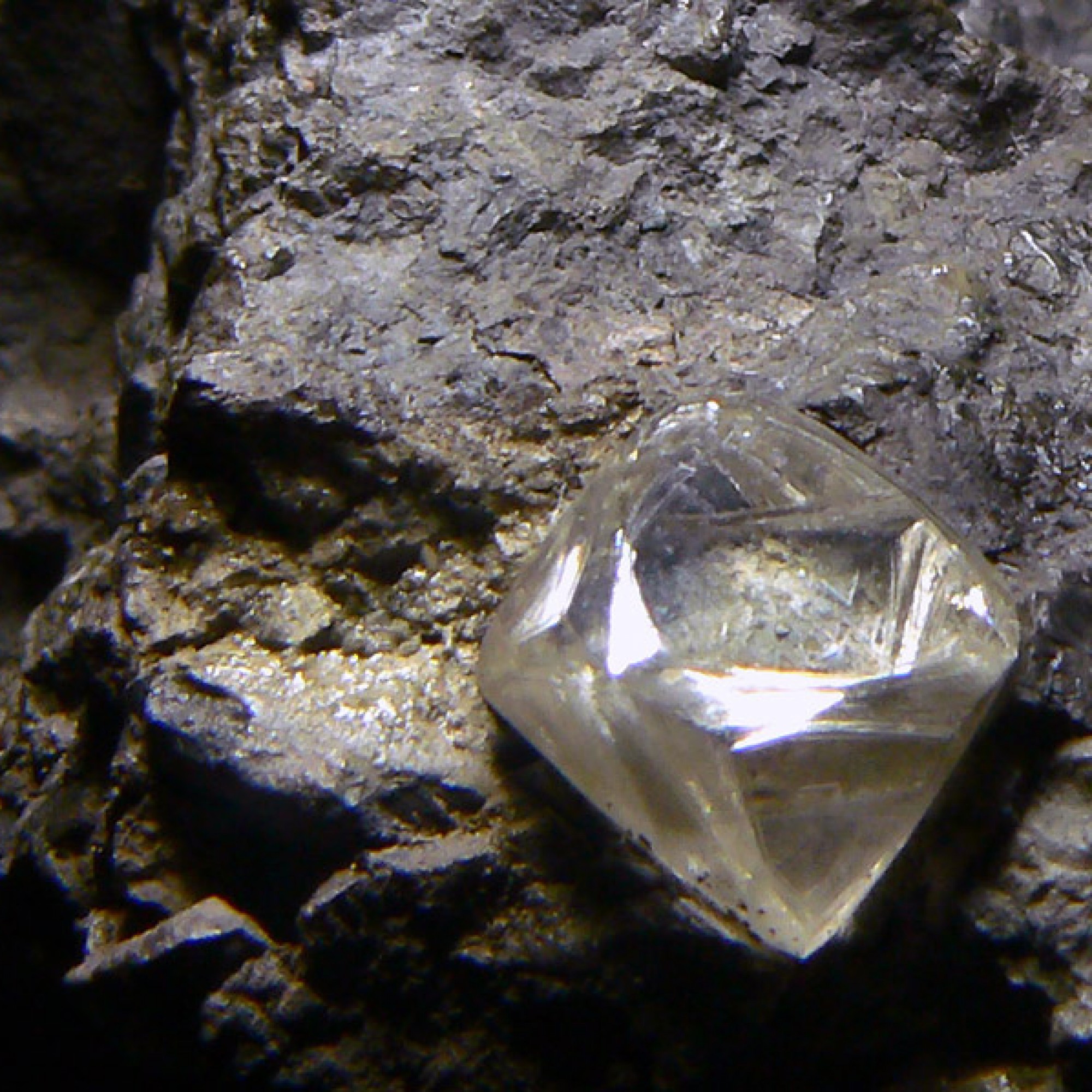 Er est wenn er geschliffen ist, beginnt der Diamant zu funkeln. (KS_aus_F, wikimedia, CC)