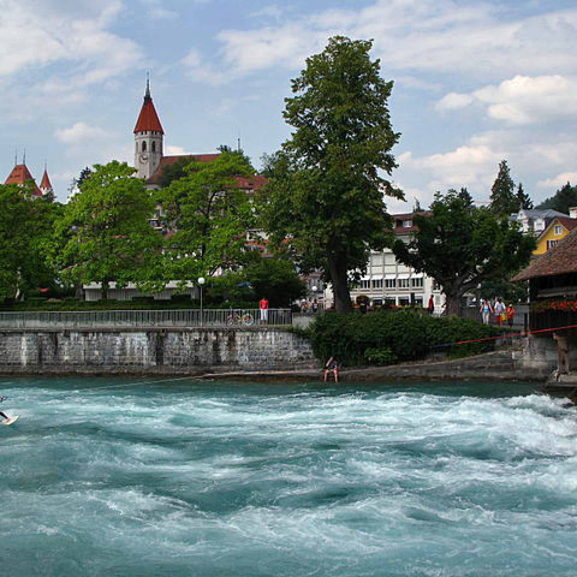 Nicht nur bei Nacht kann Thun eine coole Stadt sein. (Bild: wikimedia, CC)