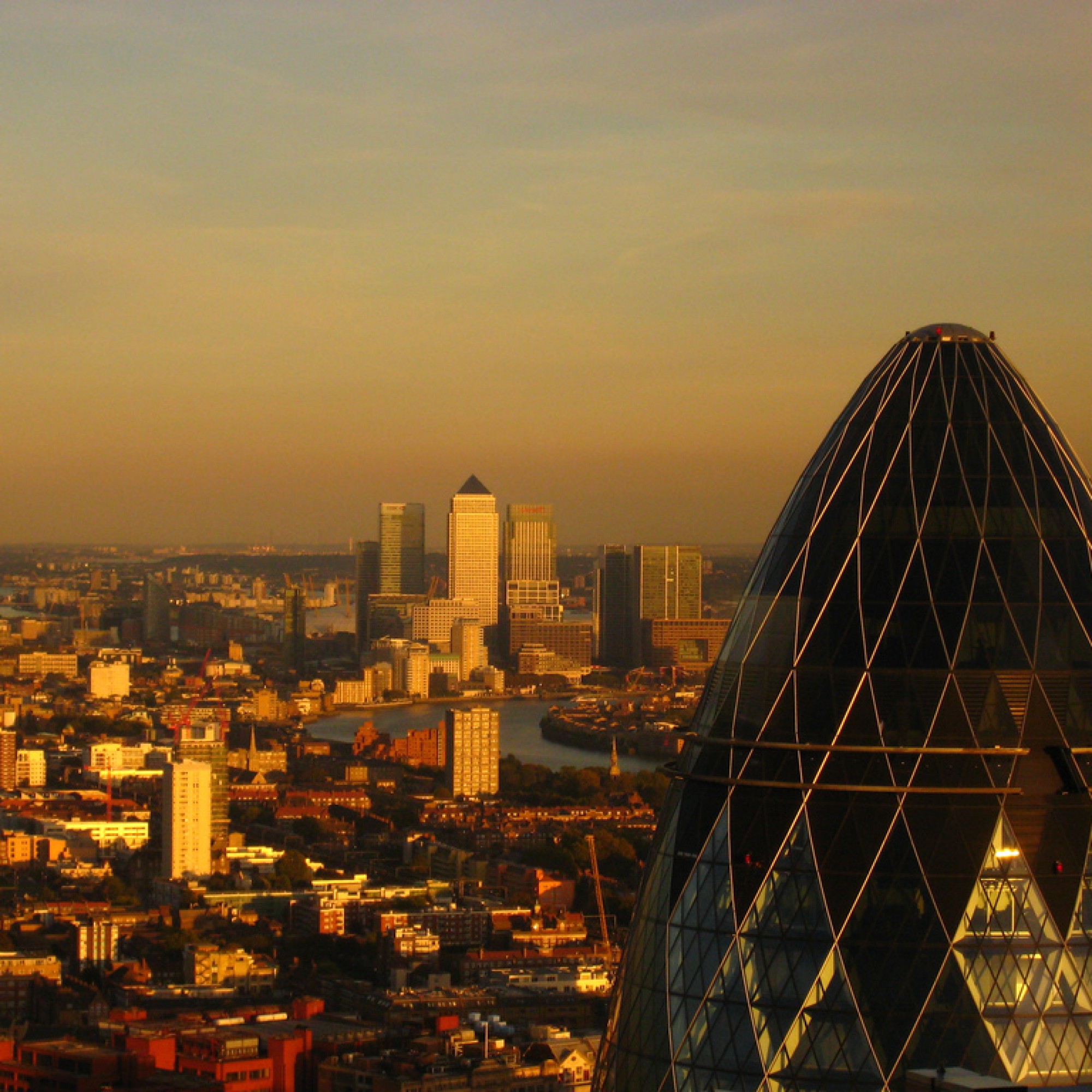 Vorne rechts "The Gherkin", im Hintergrund "Canary Wharf". (Bild: Harshil.Shah, wikimedia, CC)