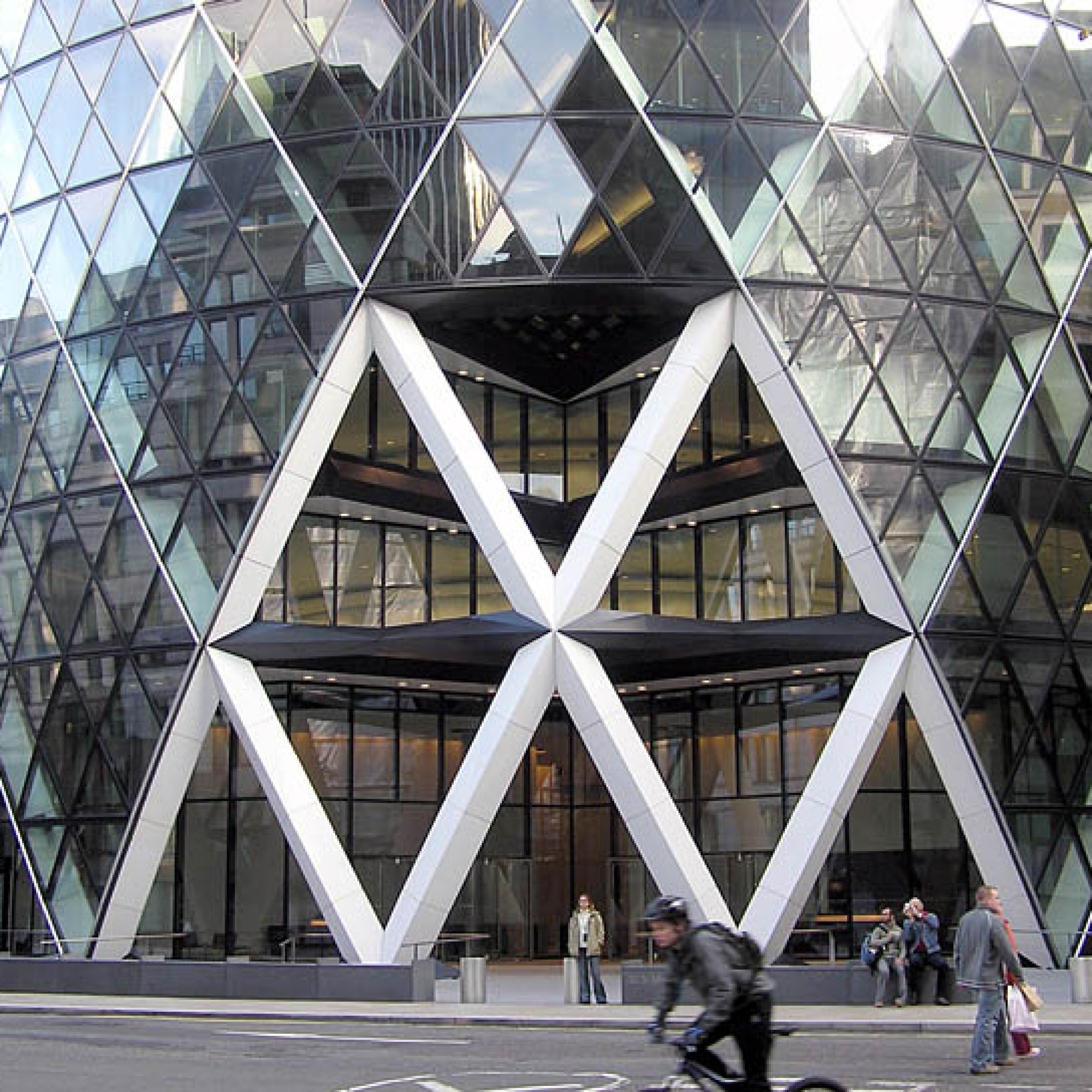 Eingangsbereich von 20, St. Mary Axe, im Volksmund "The Gherkin" genannt. (Bild: Arpingstone, wikimedia, CC)