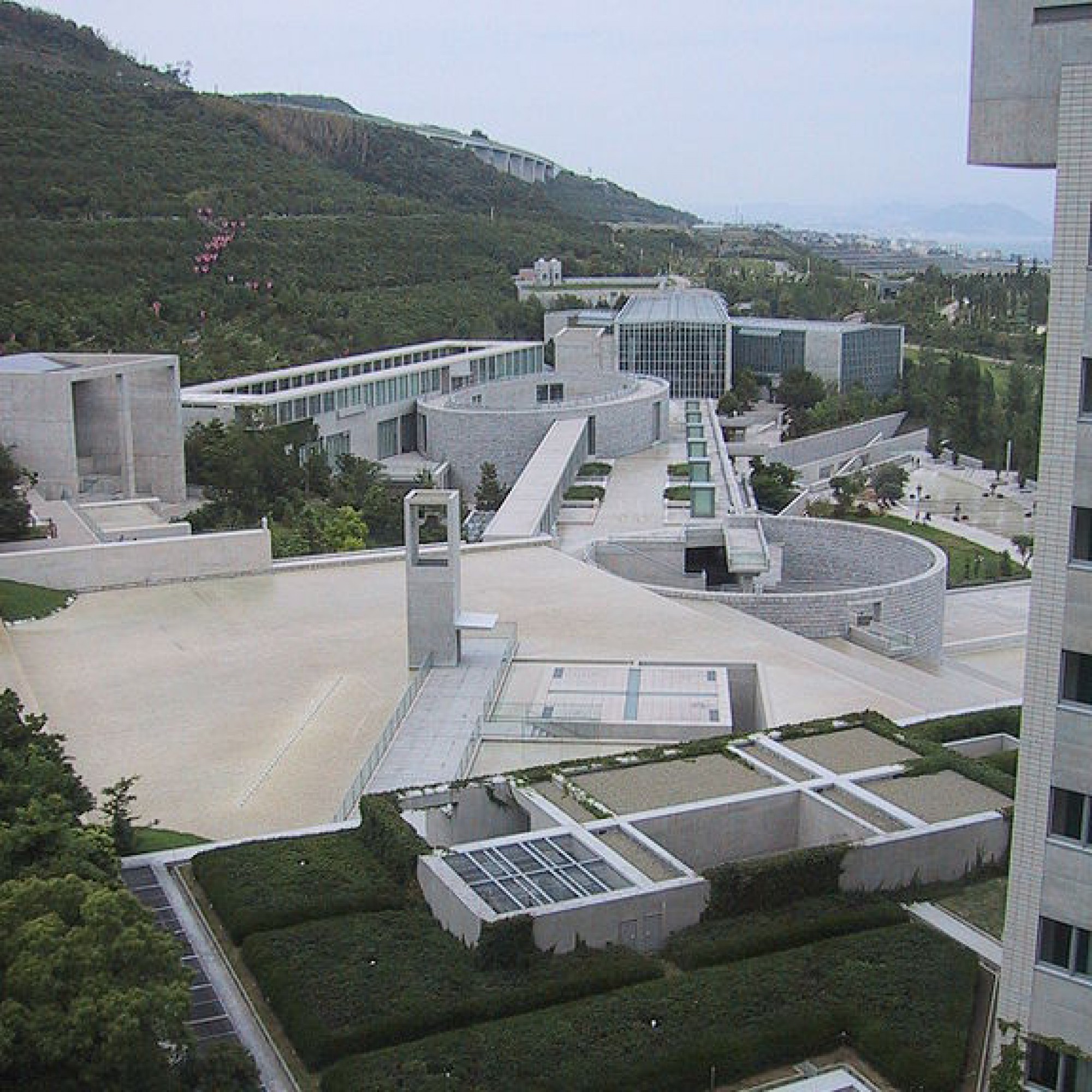 Architekt Tadao Ando liebt sauberen Sichtbeton: Westin Hotel auf Tawaji Island (Bild: Chris 73 / Wikimedia Commons)