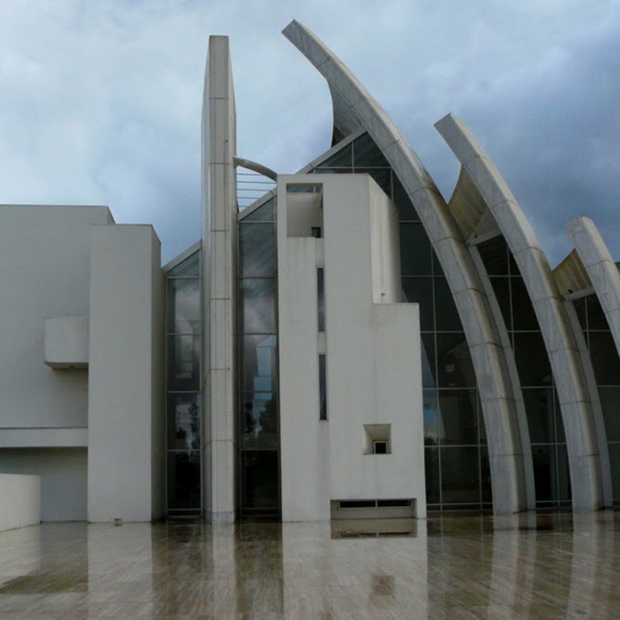 Die Kirche ‚Dives in Misericordia‘ in Rom mit ihren großen „Segeln“ aus Sichtbeton war 1996 ein erstes Zeugnis der Wirksamkeit von Cassars Erfindung. (Bild: Antonio Passaseo))