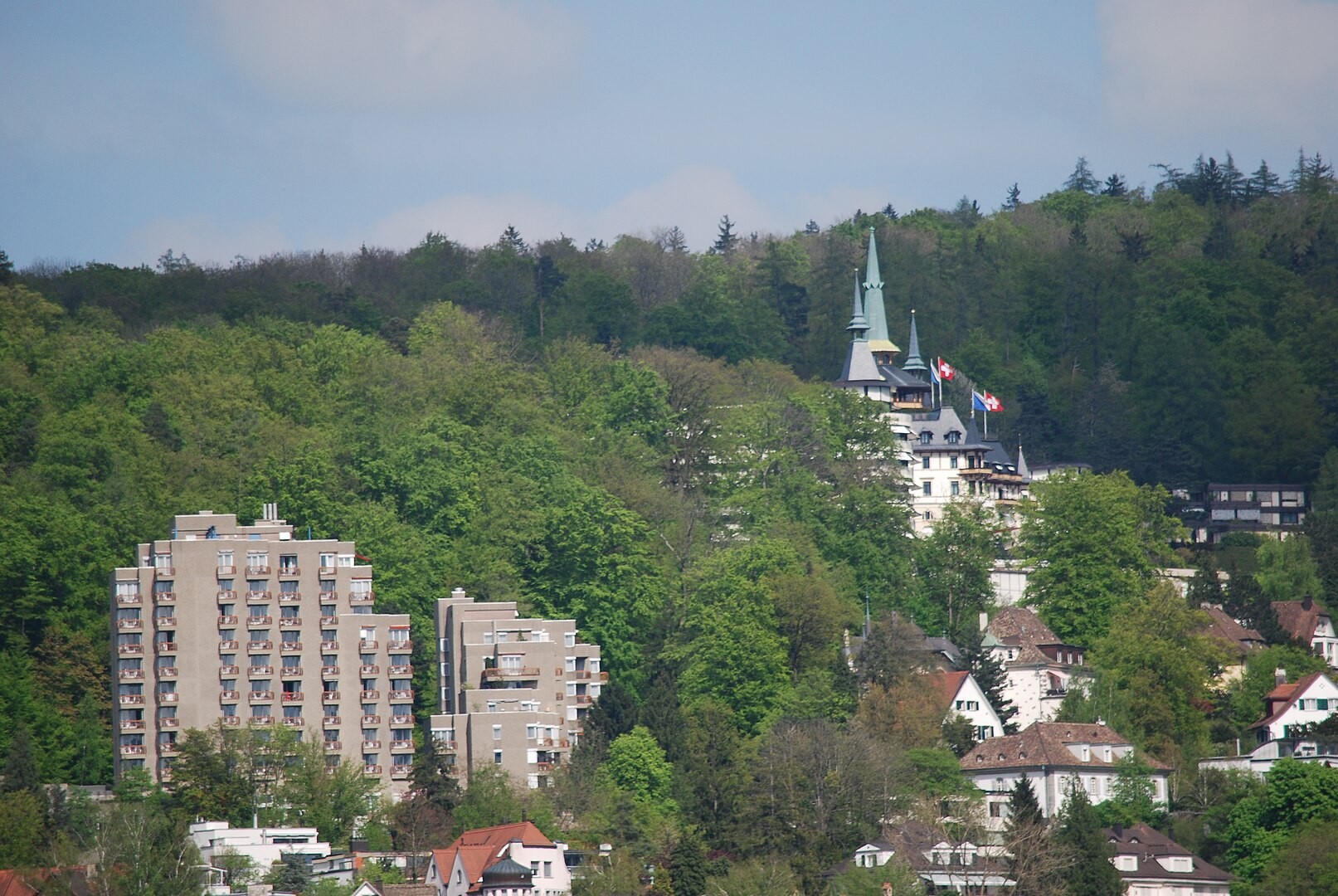 Wohntürme Dolder Waldhaus mit Grand Hotel Dolder im Hintergrund