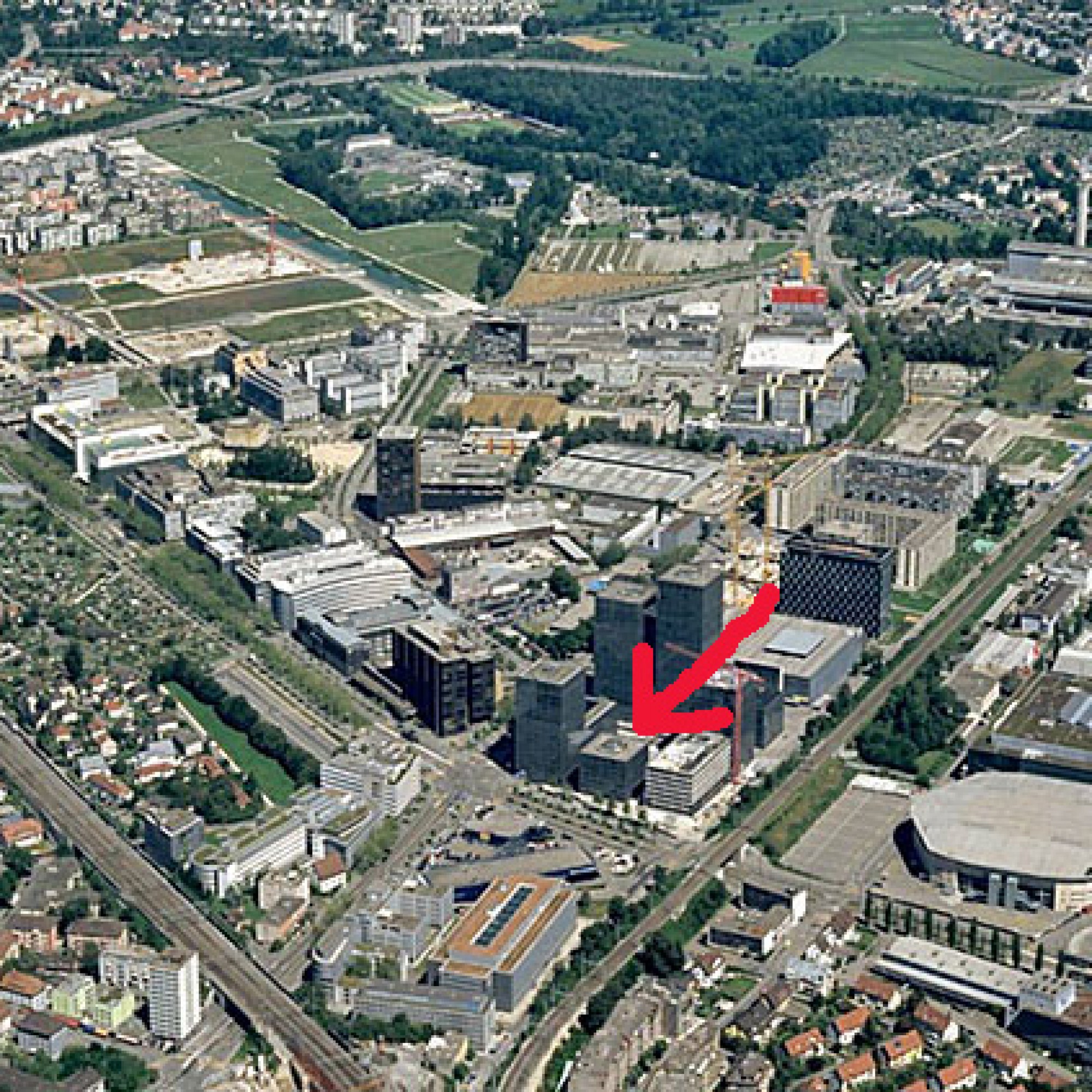 Der rote Pfeil markiert den „Quadro-Platz“ auf diesem Baustellenbild von 2011. (Bild: pm)