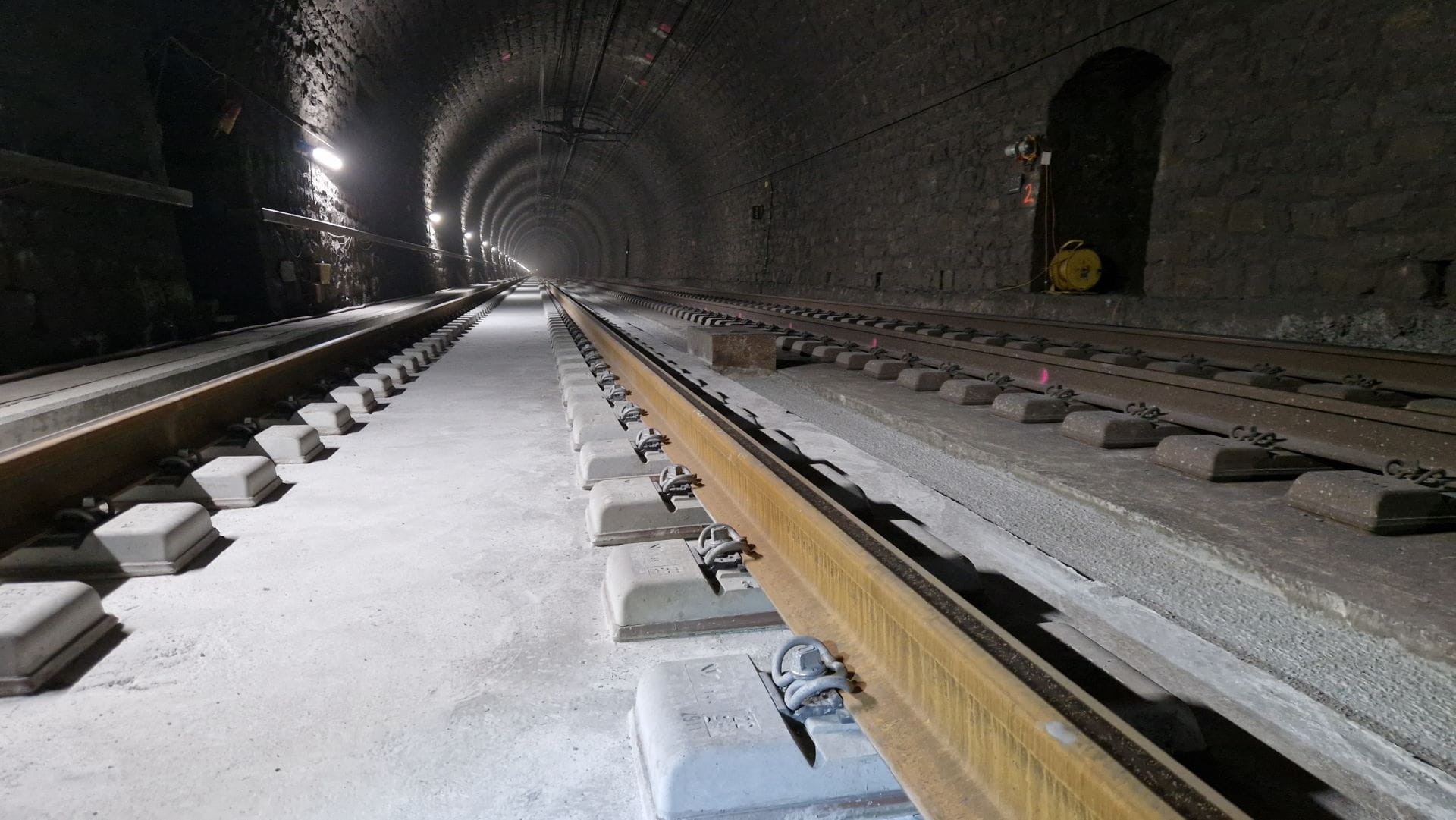 Lötschberg Scheiteltunnel fertige Betonfahrbahn