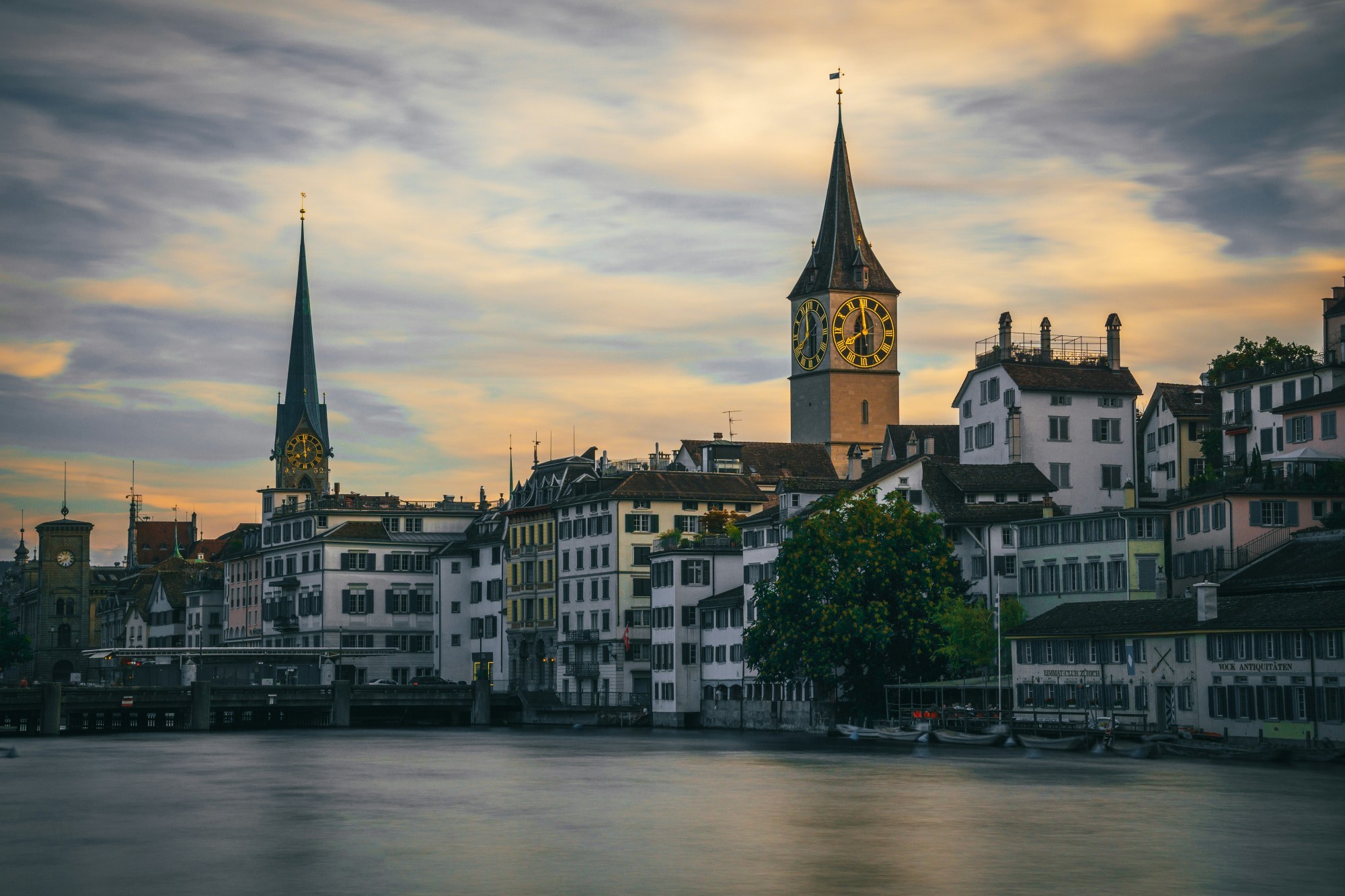 Blick auf die Zürcher Altstadt mit Turm der Kirche St. Peter