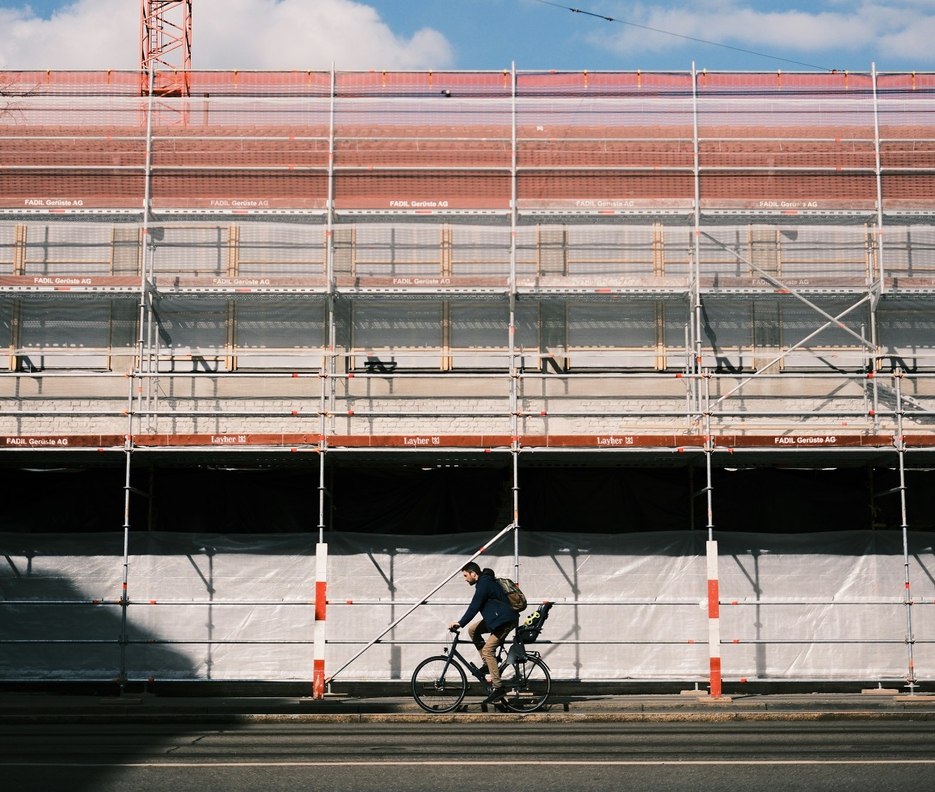 Velofahrer vor einer Baustelle.