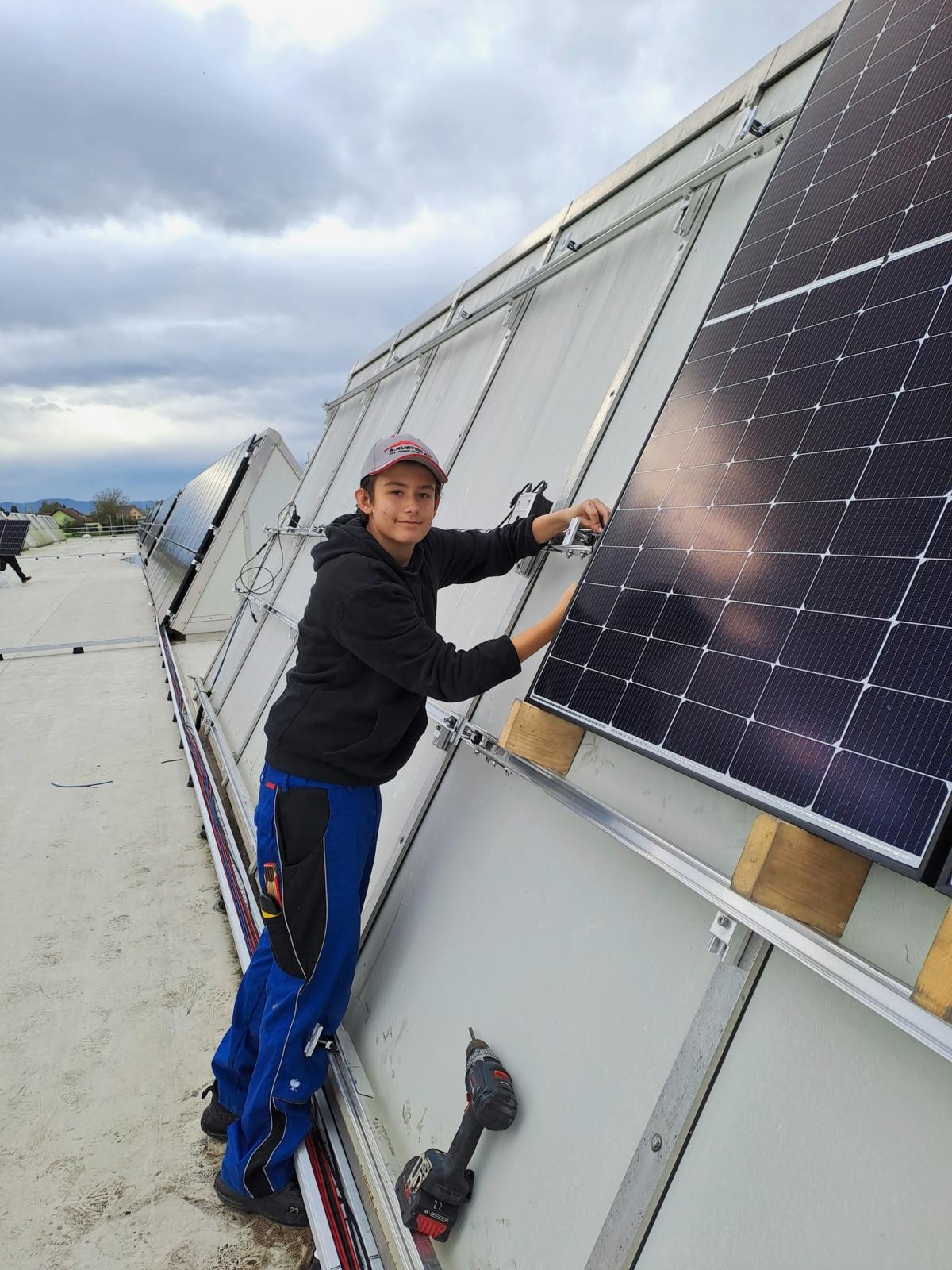 Solarmonteur-Lehrling Daniel Sommer bei der Arbeit