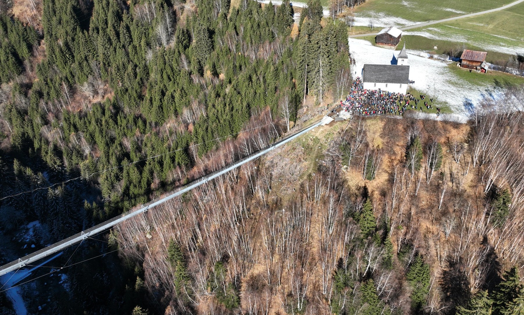 Brücke La Pendenta bei der Eréffnung.