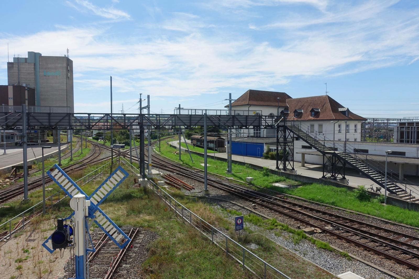 Stellwerk und Passerelle in Kerzers FR