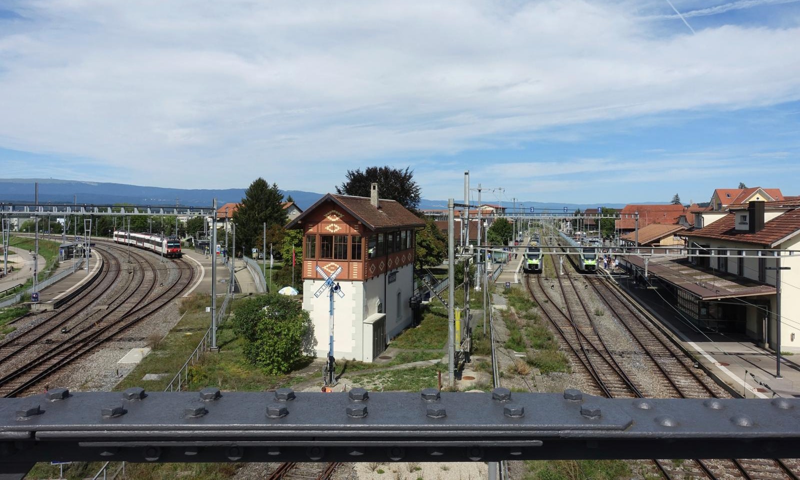 Stellwerk und Passerelle in Kerzers FR