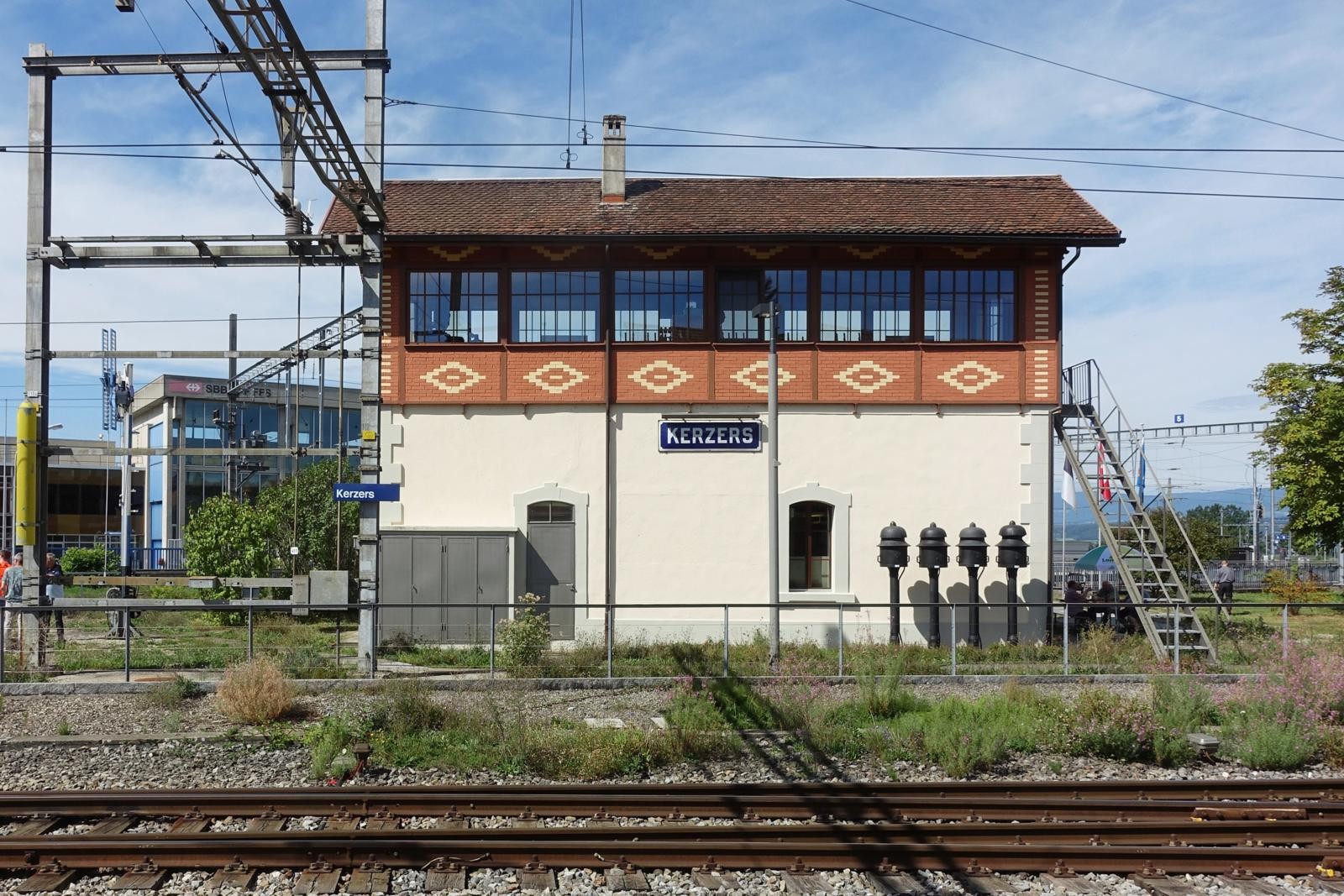 Stellwerk und Passerelle in Kerzers FR