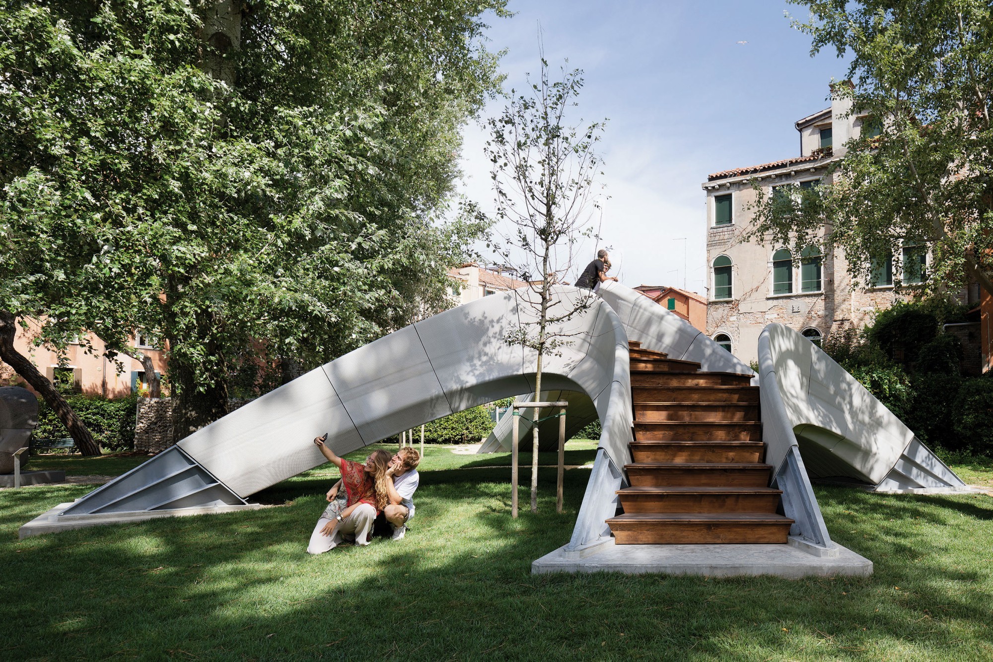 Brückenskulptur Striatus auf der Biennale Venedig 2021