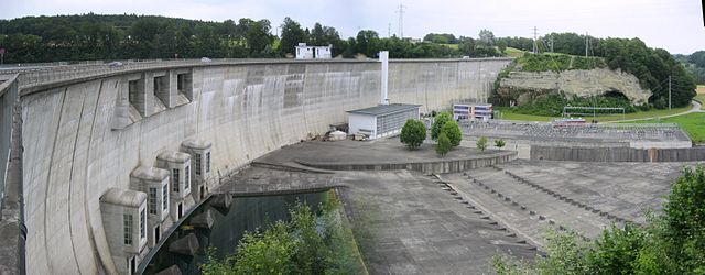 Bisher wird das Wasser des Schiffenen-Stausees am Fuss der Bogenstaumauer turbiniert. (Bild: wikimedia, CC)