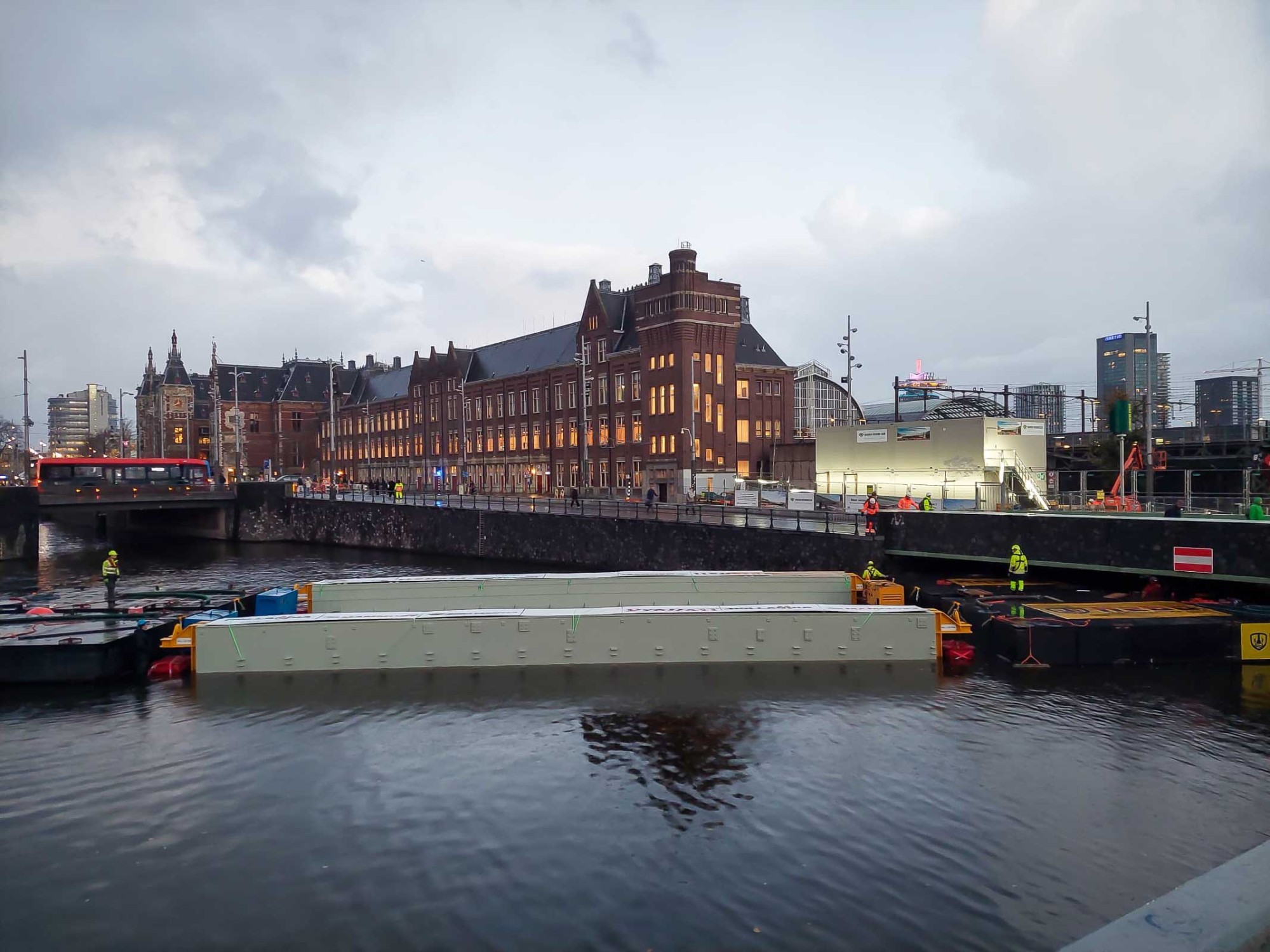 Brückenersatz Mammoet Hauptbahnhof Amsterdam