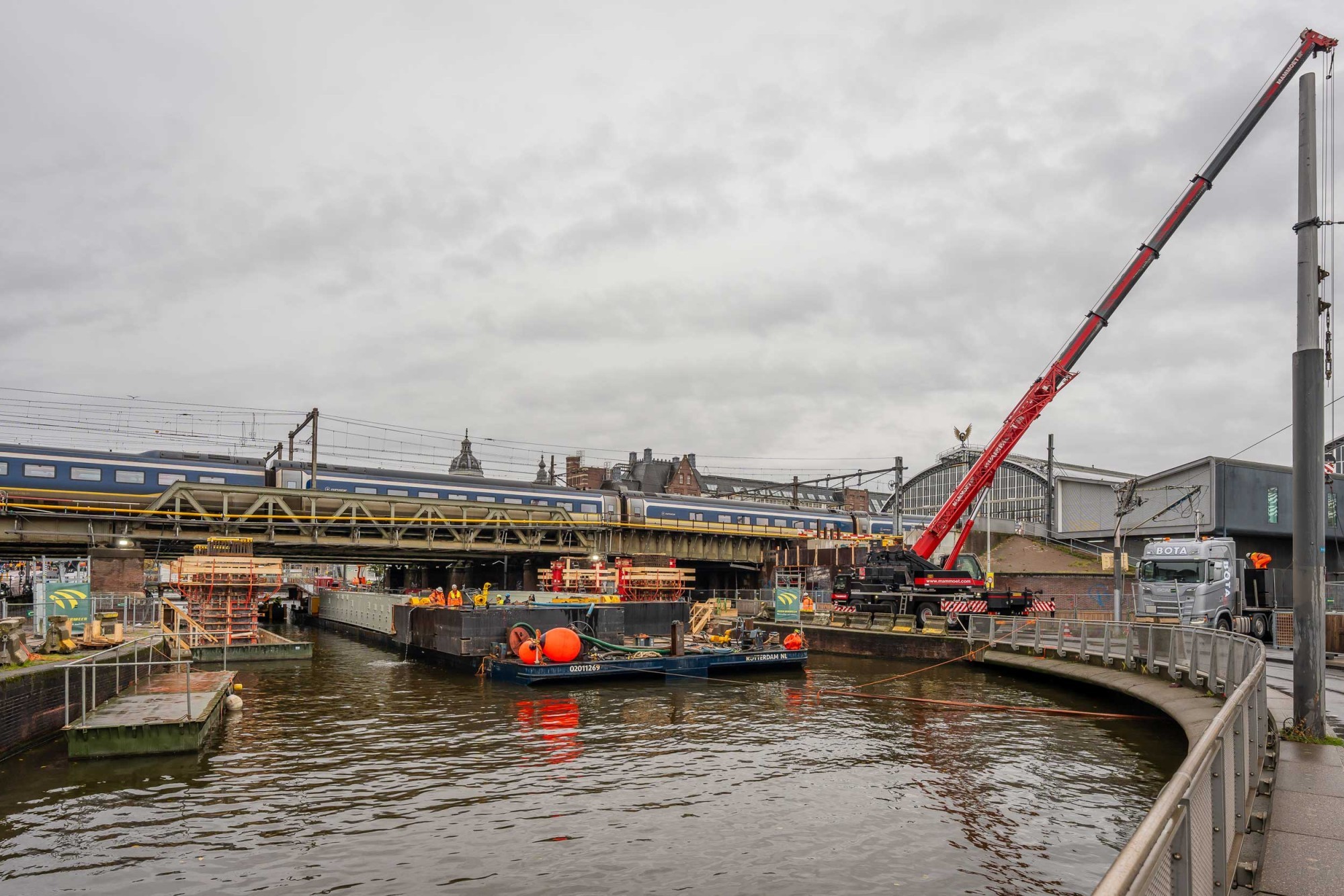 Beeindruckender Brückenersatz auf dem Wasser am Hauptbahnhof Amsterdam ...