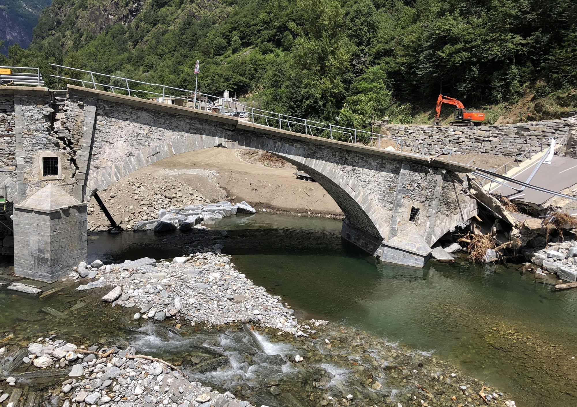 Zerstörte Strassenbrücke von Visletto (TI)