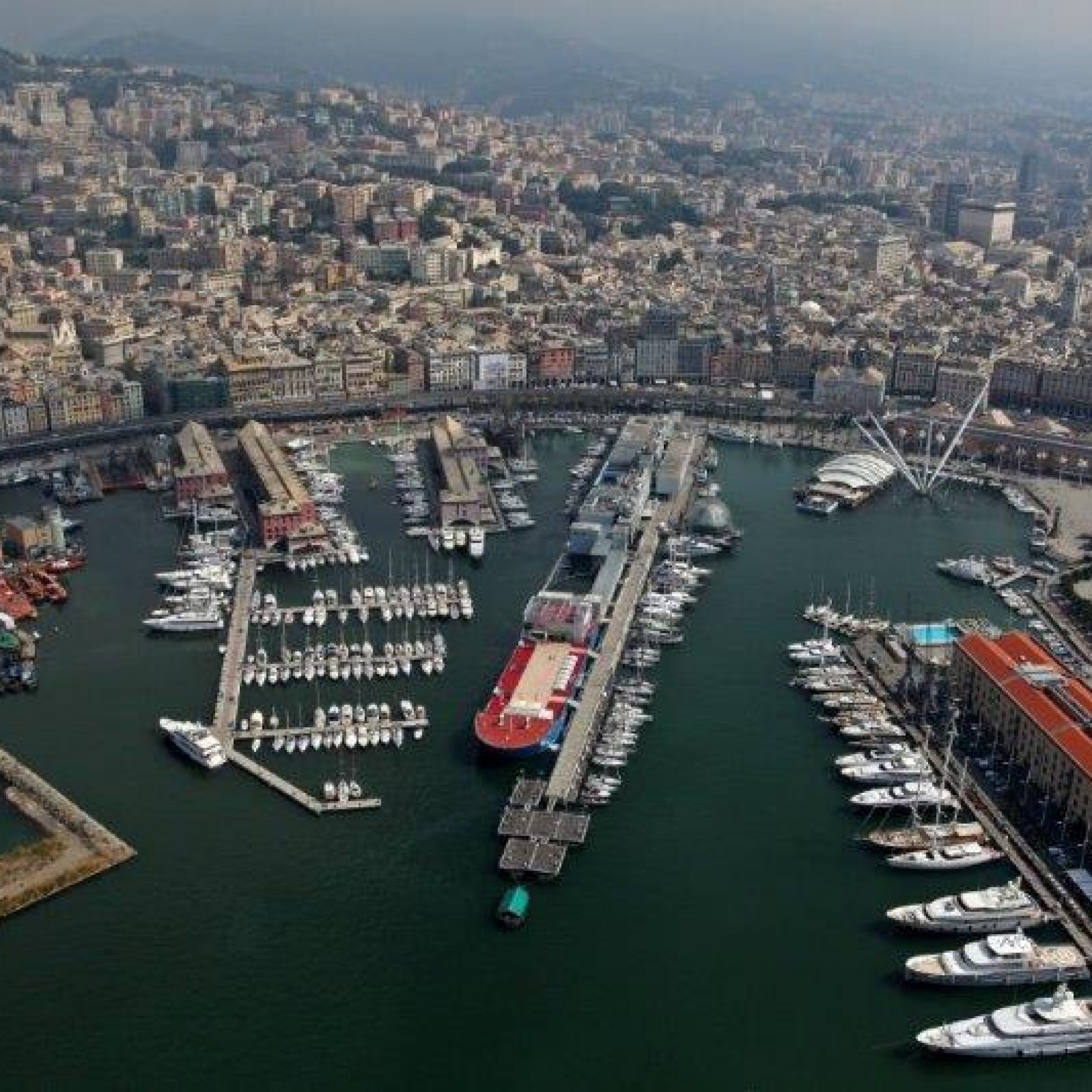 Das Hafenbecken von Genua. In der Bildmitte das blaue Schiff und dahinter das neue Wal-Aquarium von Renzo Piano. (Bild: zvg)