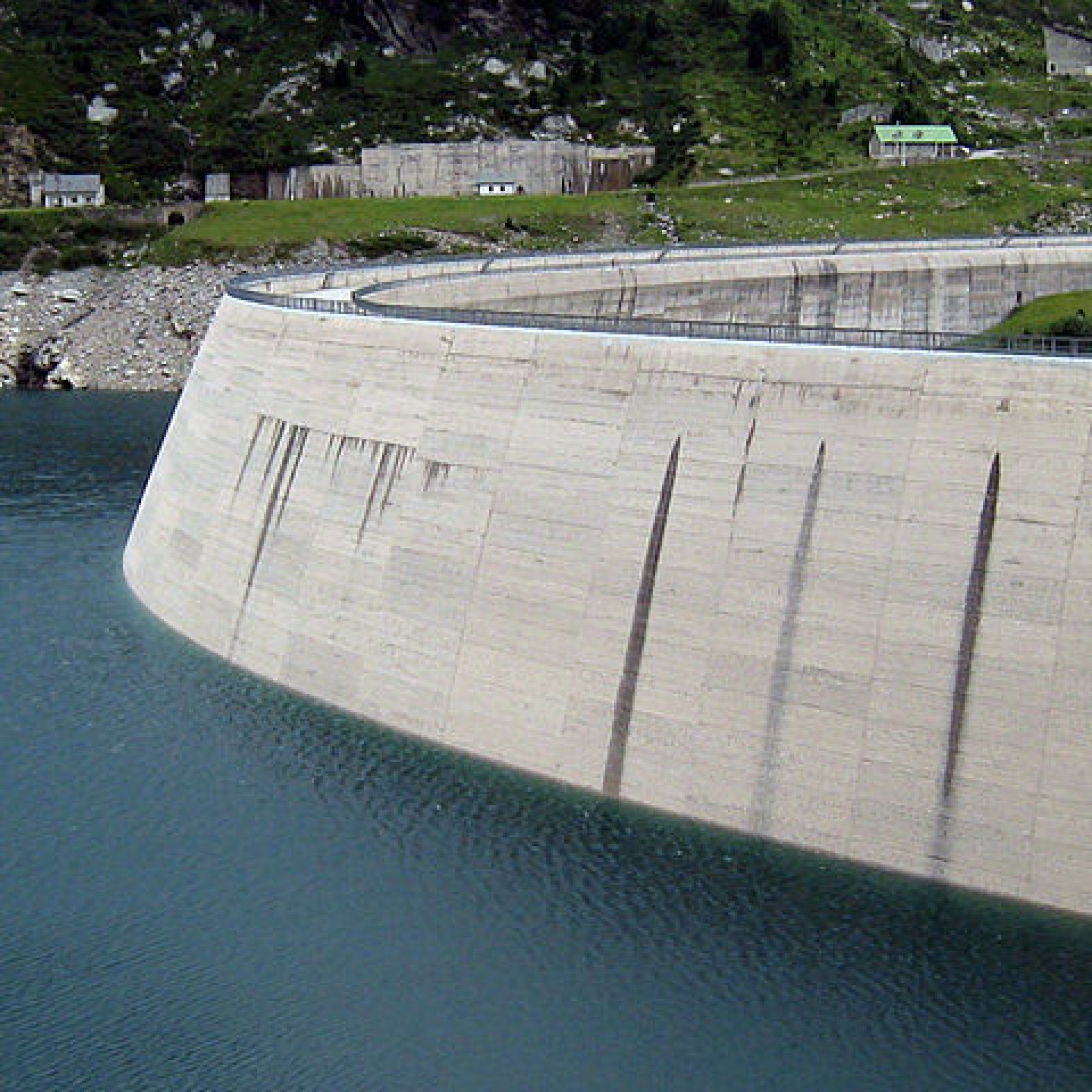 Staumauer am Lago di Lei (Bild: wikimedia, CC)