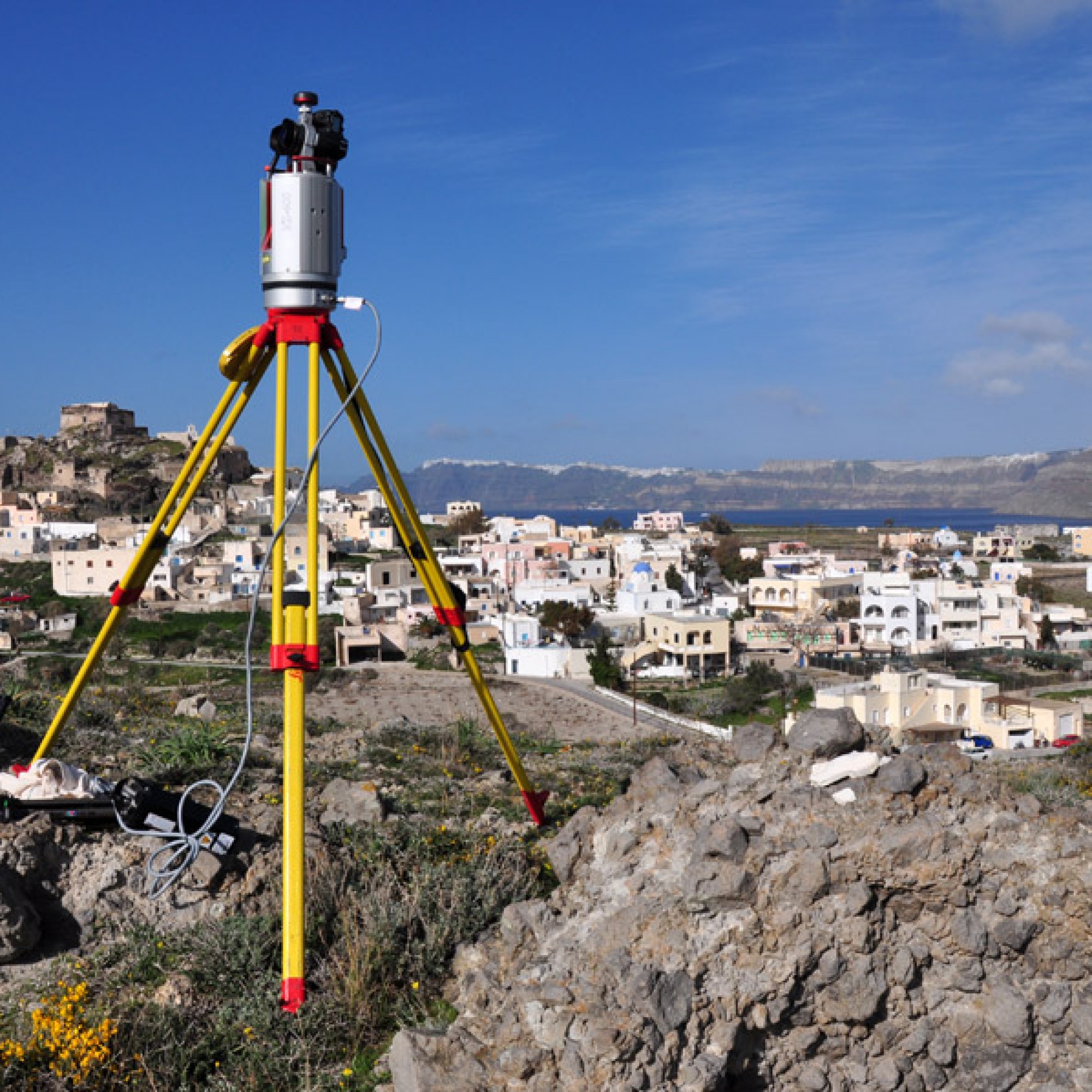 Laserskanning auf der Insel Akrotiri, die Caldera ist im Hintergrund zu sehen.  (Geert Verhoeven, LBI ArchPro)