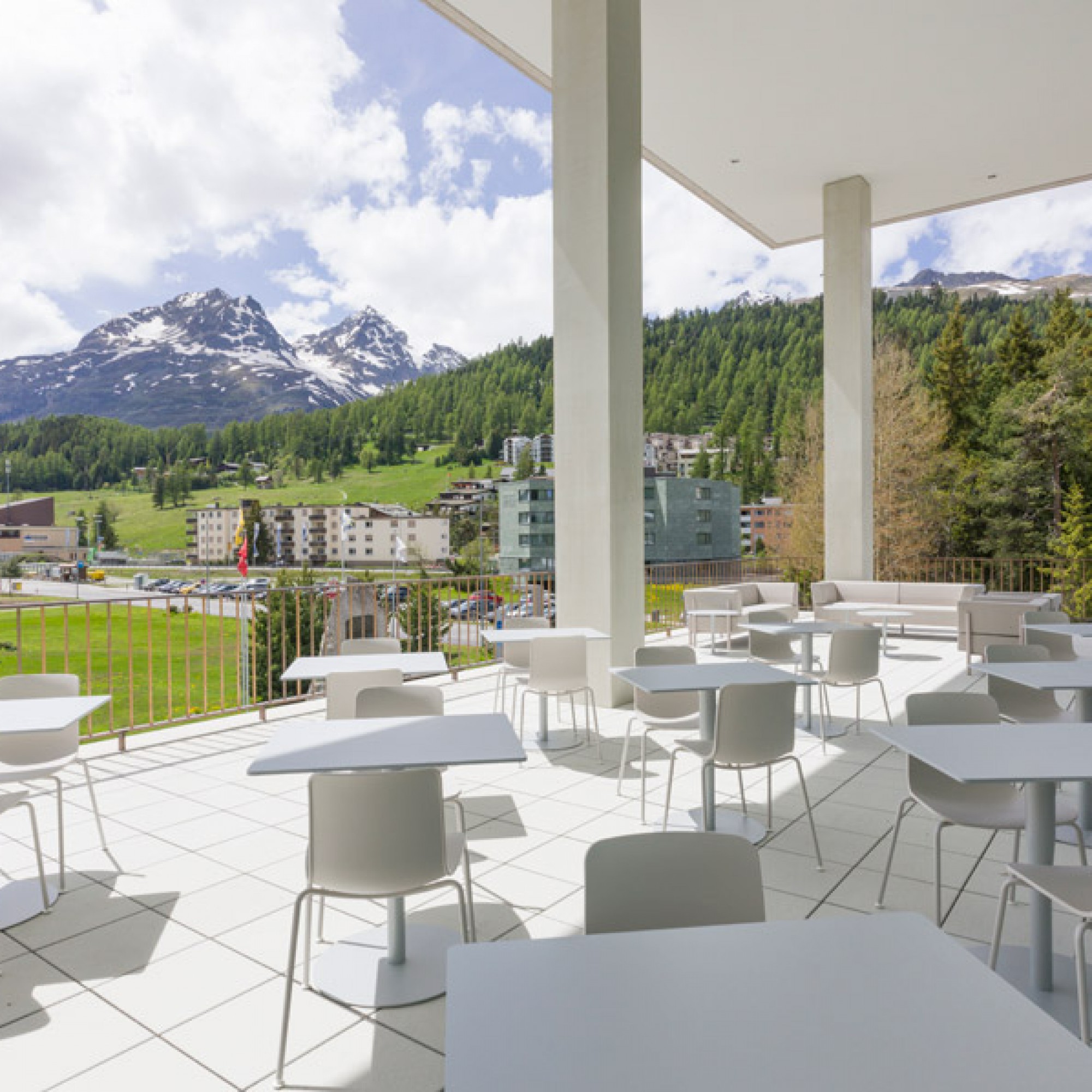 Ebenfalls ganz in Weiss: die Terrasse. (Foto: Daniel Martinek)