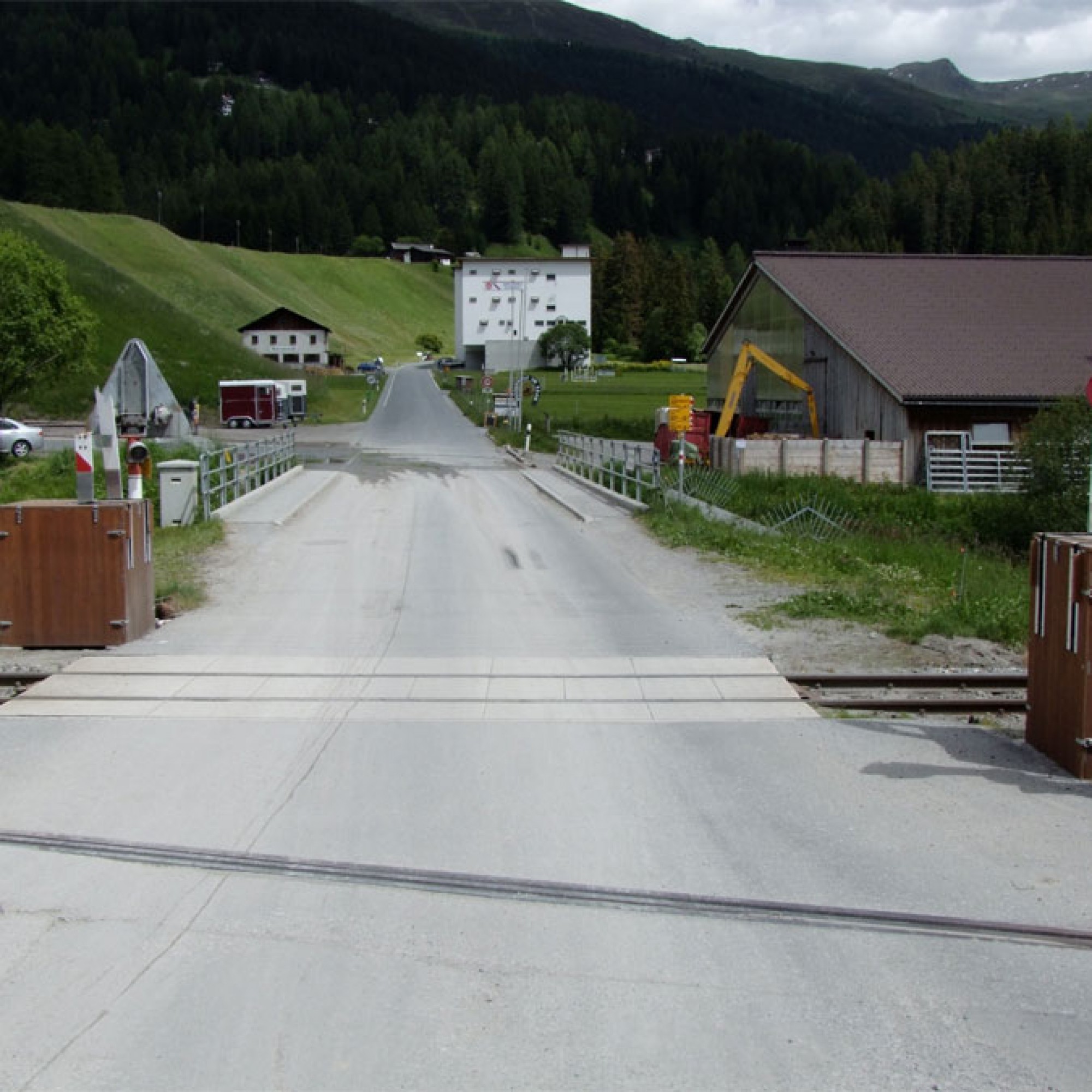 Bahnübergang der Rhätischen Bahn bei Davos Frauenkirch.