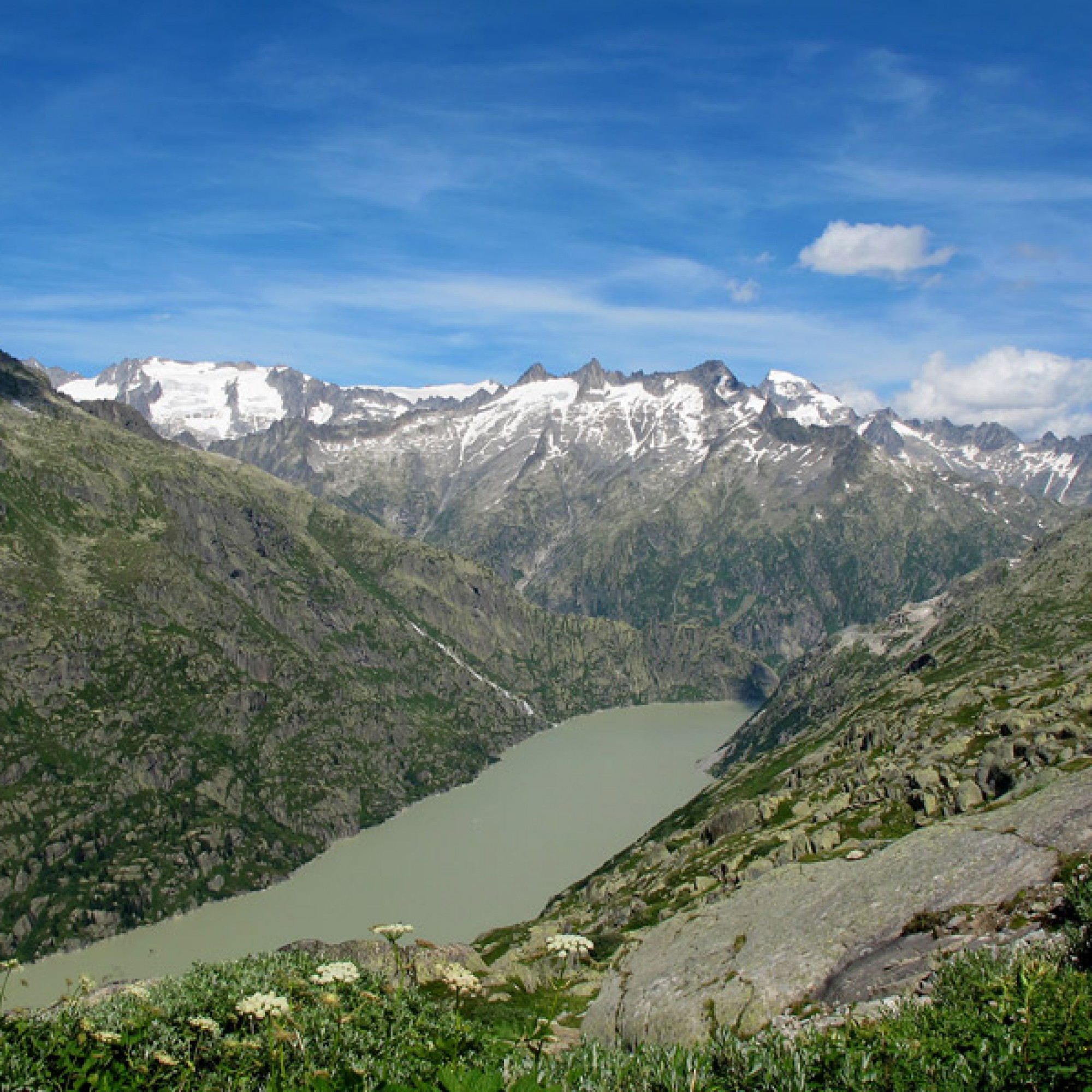 Wasserkraft aus den Bergen: der Grimselstausee. (Joujou, pixelio)