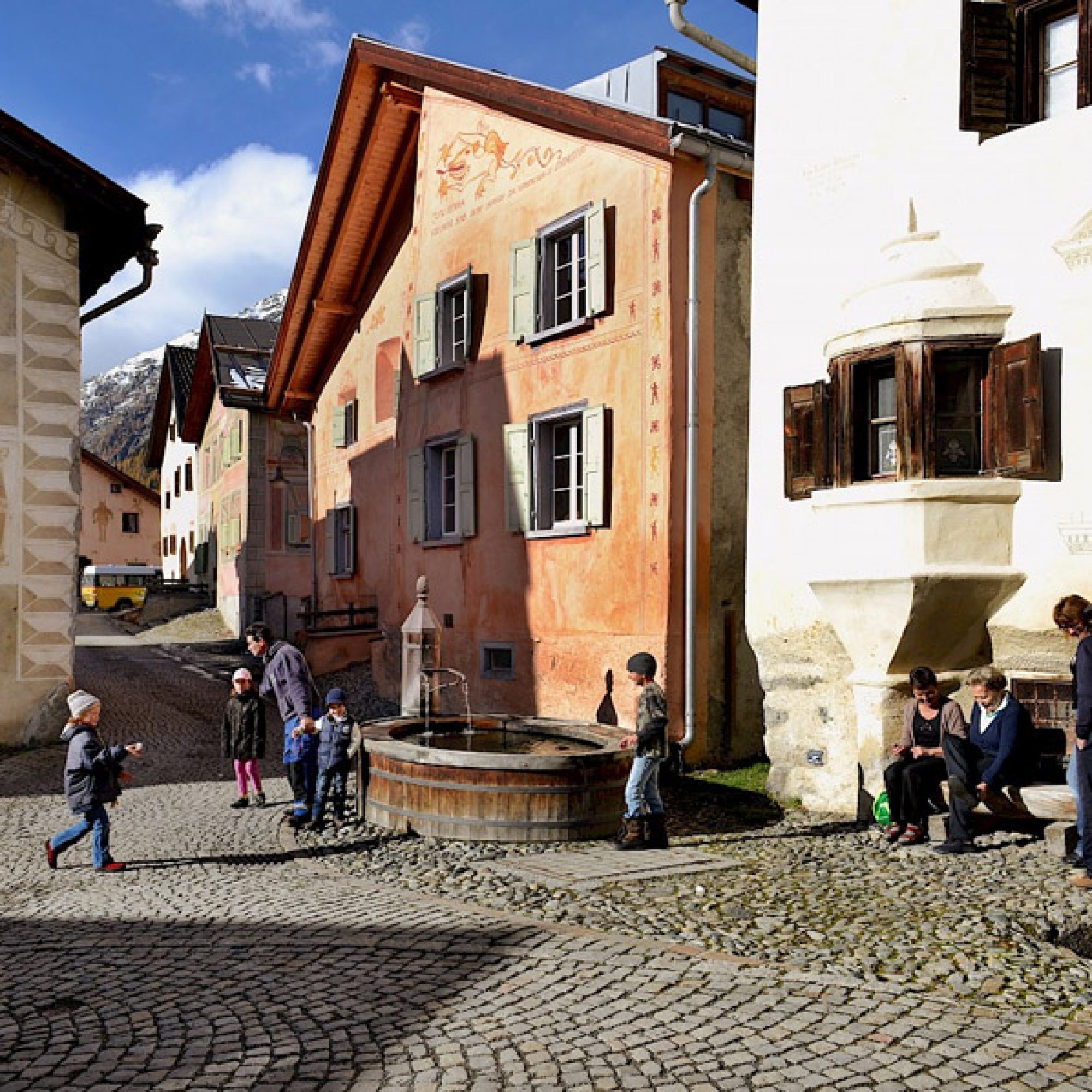 Dorfplätze, wie derjenige im bündnerischen Guarda, sollen als attraktive Begegnungszentren erhalten bleiben. (Foto: Schweizer Heimatschutz)