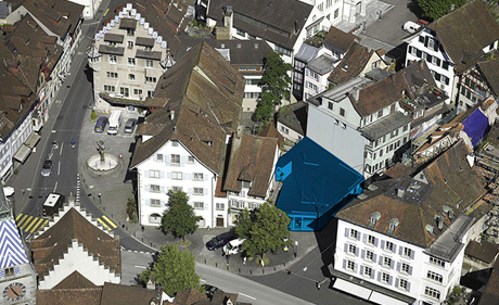 Luftaufnahme: blau eingefärbt die Brandlücke. www.stadtzug.ch