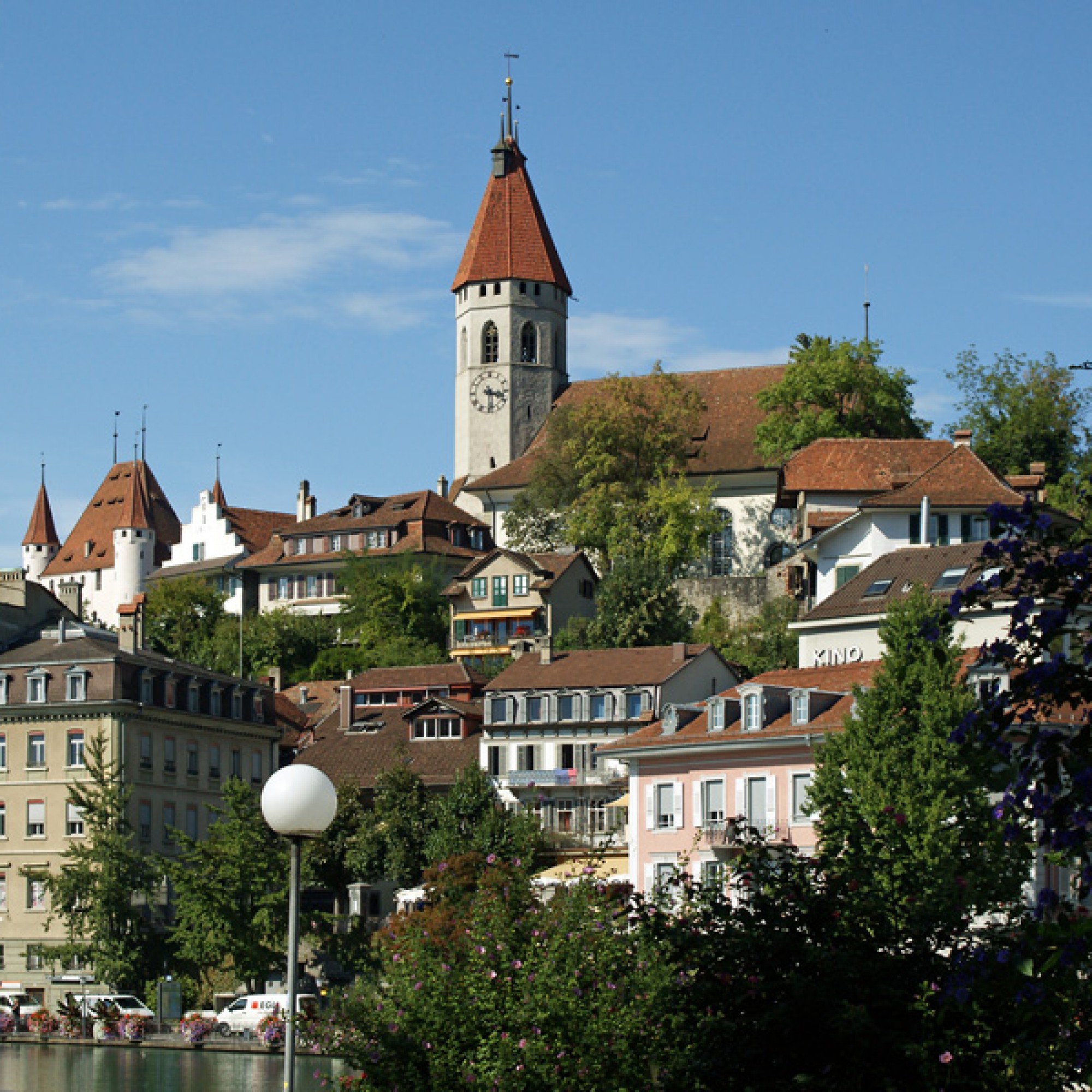 Reformierte Stadtkirche auf dem Schlossberg in Thun (wikimedia.org, WillYs Fotowerkstatt, CC)