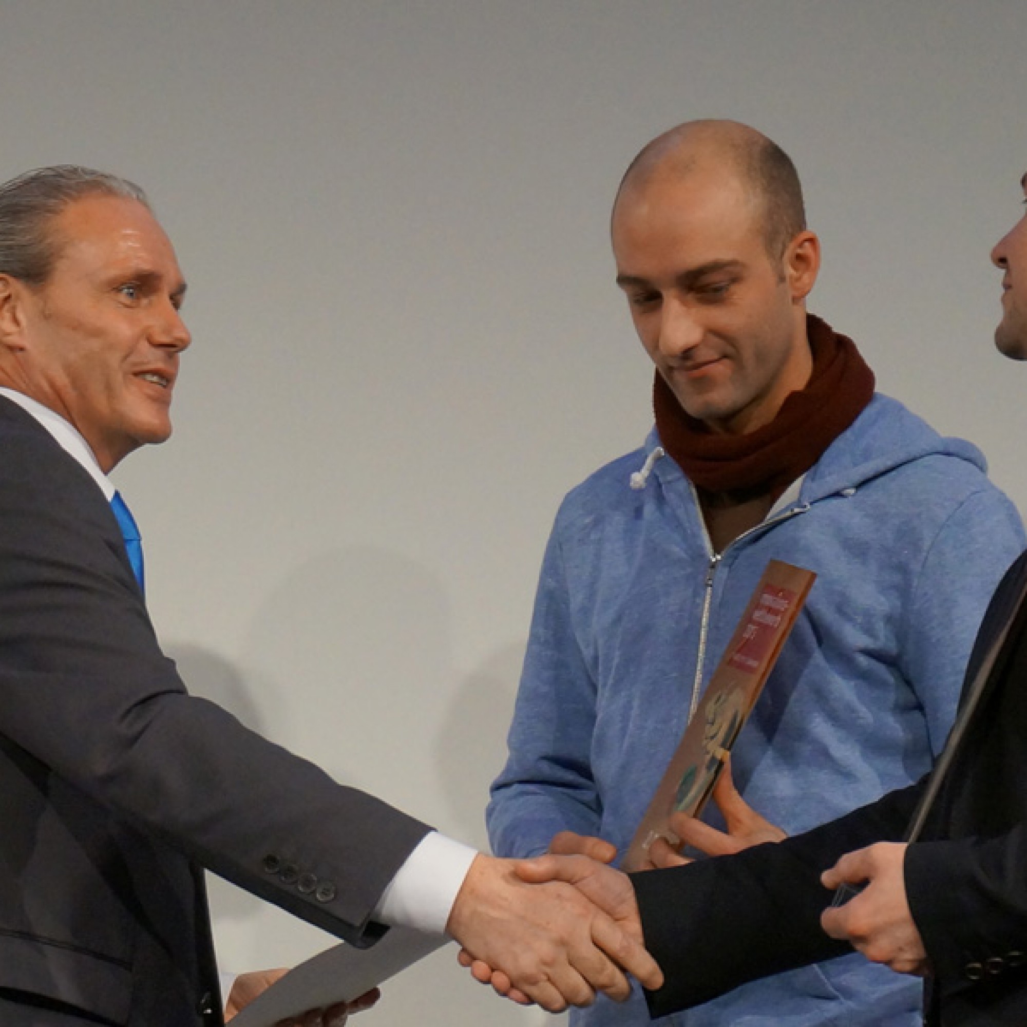 Sgraffito-Power: Mario Frede, Präsident des Messekomitees, überreichte den zweiten Preis an das Team des Projekts „Wilhelm Tell“. (Bild Gabriel Diezi)