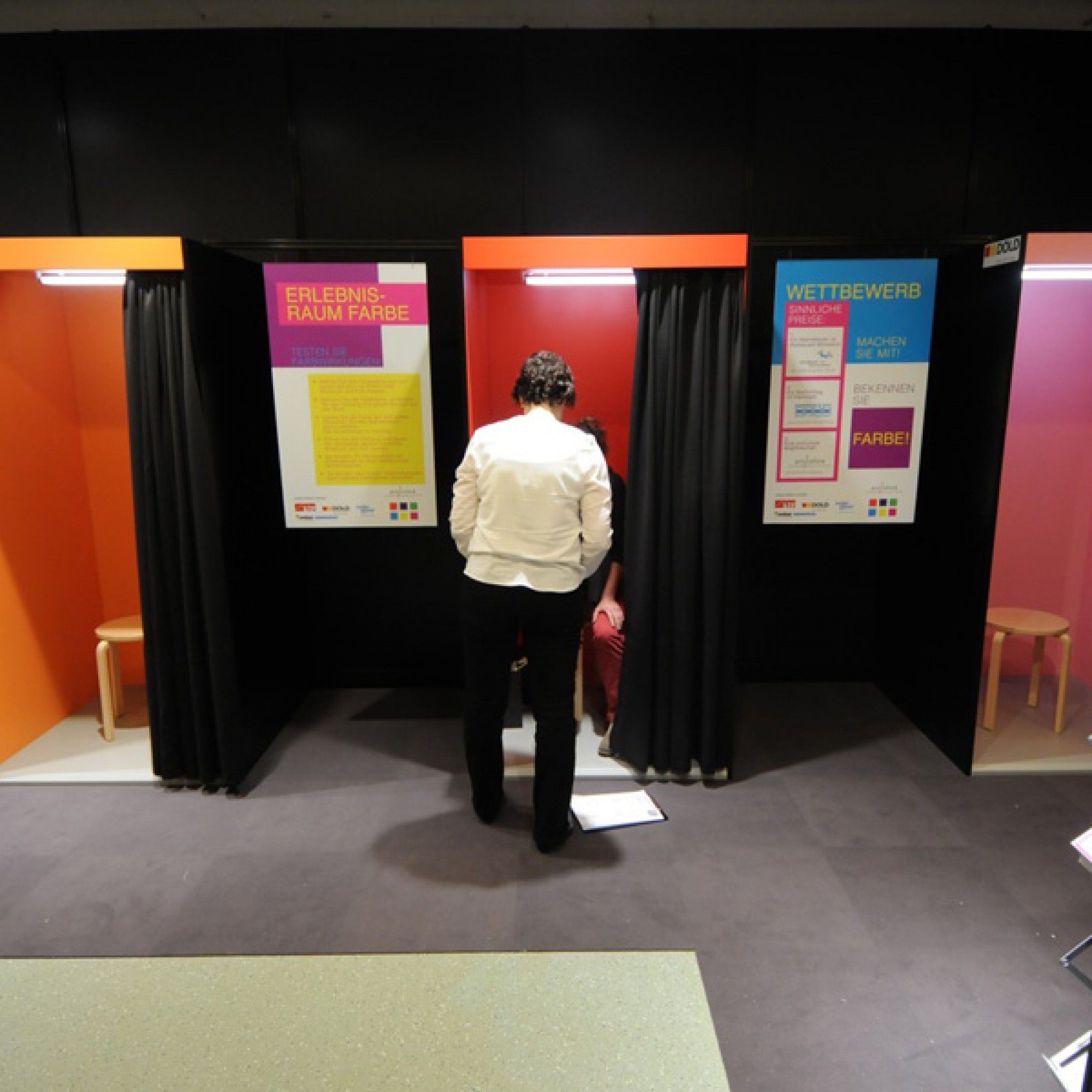 Die Farbkabinen am appli-tech-Stand von Pro Colore. (Bild: Michael Staub)