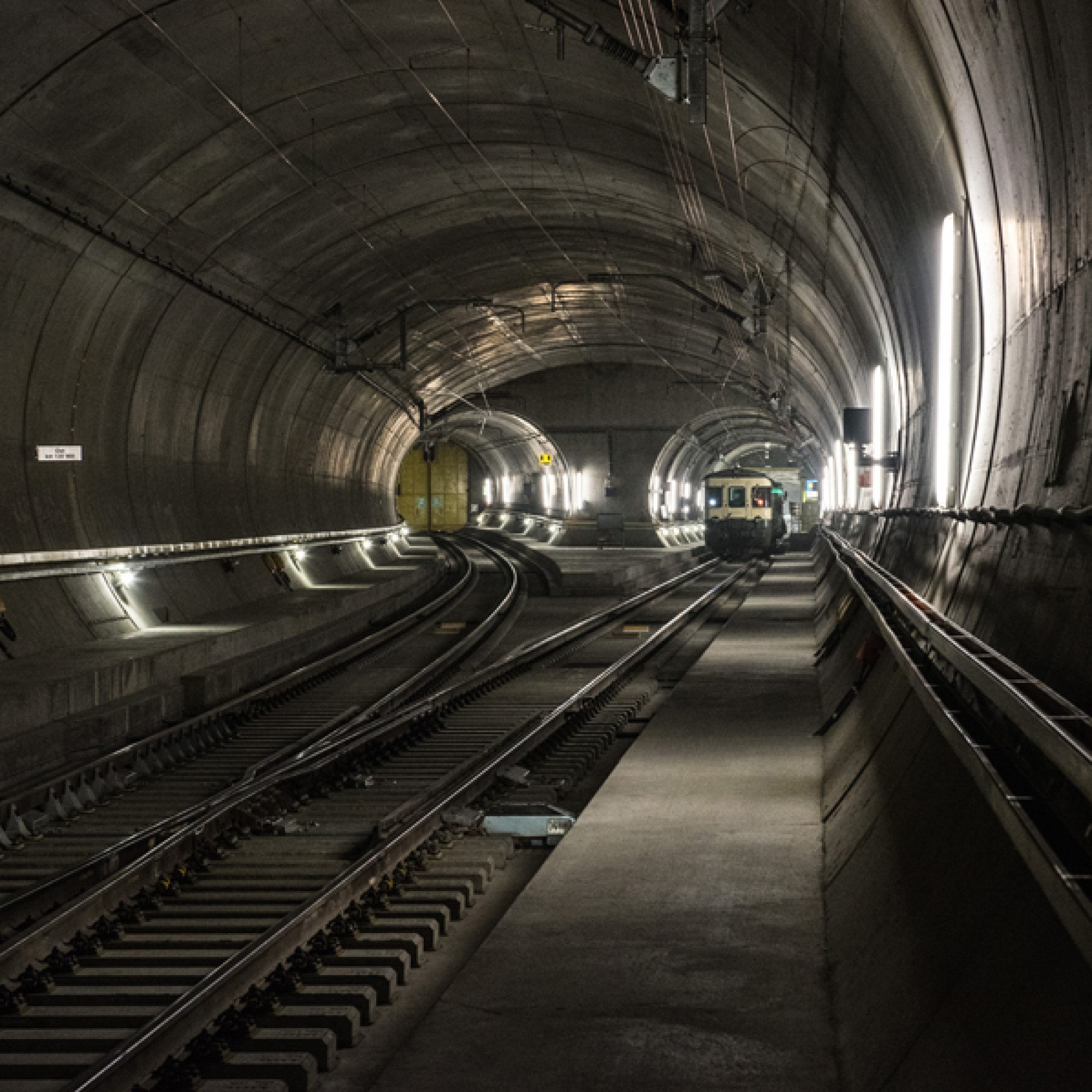 Bauzug in der Oströhre, (Alptransit/PD)