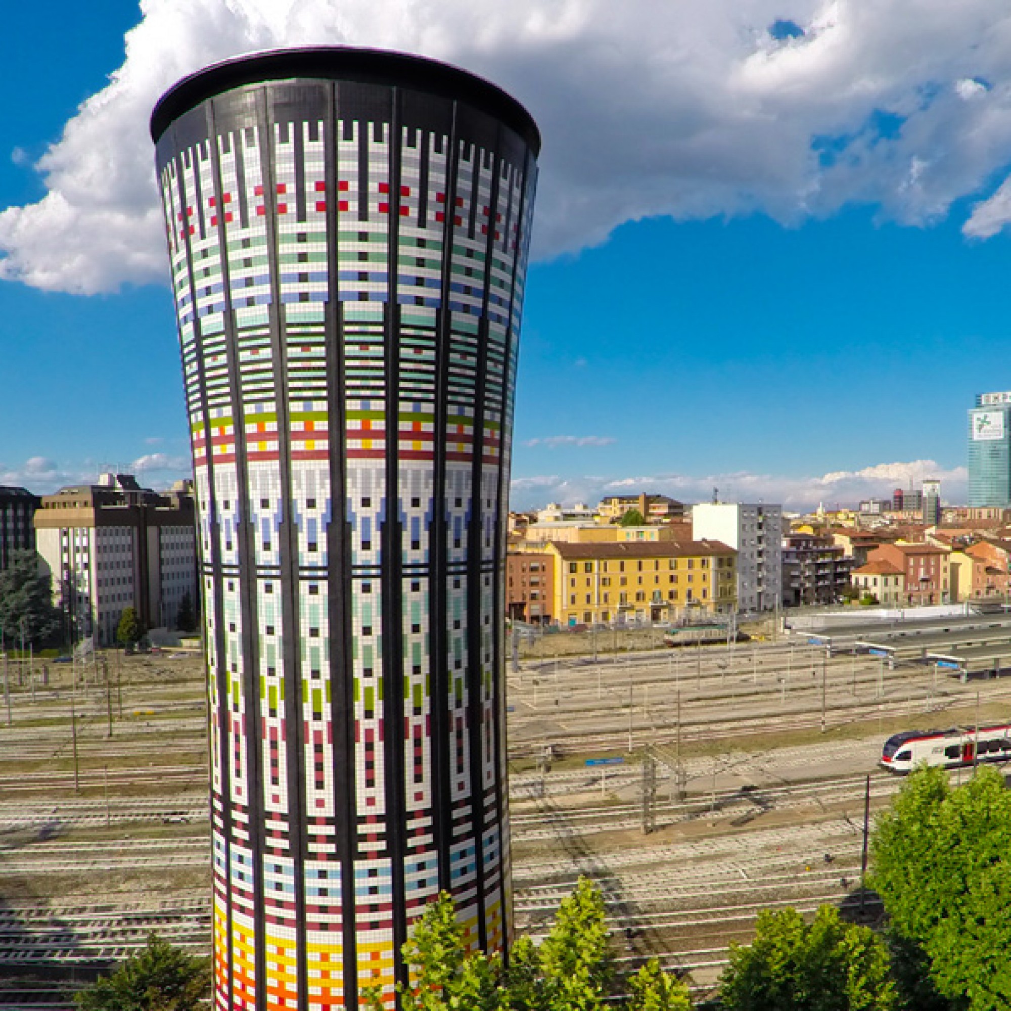 Regenbogenbuntes Farbenspiel beim Gleisfeld: der Torre Arcobaleno erstrahlt in neuem Glanz. Torre Arcobaleno (PD/Torre Arcobaleno)