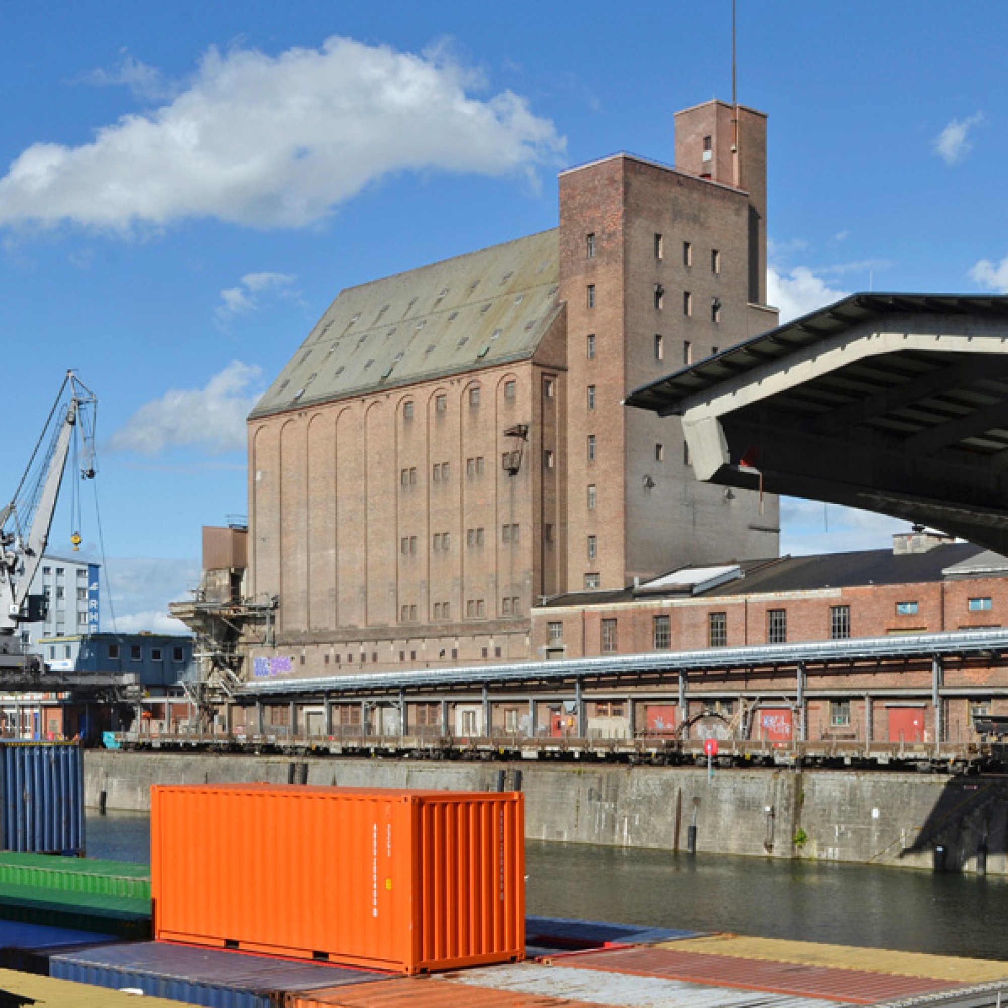 Der Siloturm in Kleinhüningen erinnert an Bauten der Hamburger Speicherstadt. (zvg)