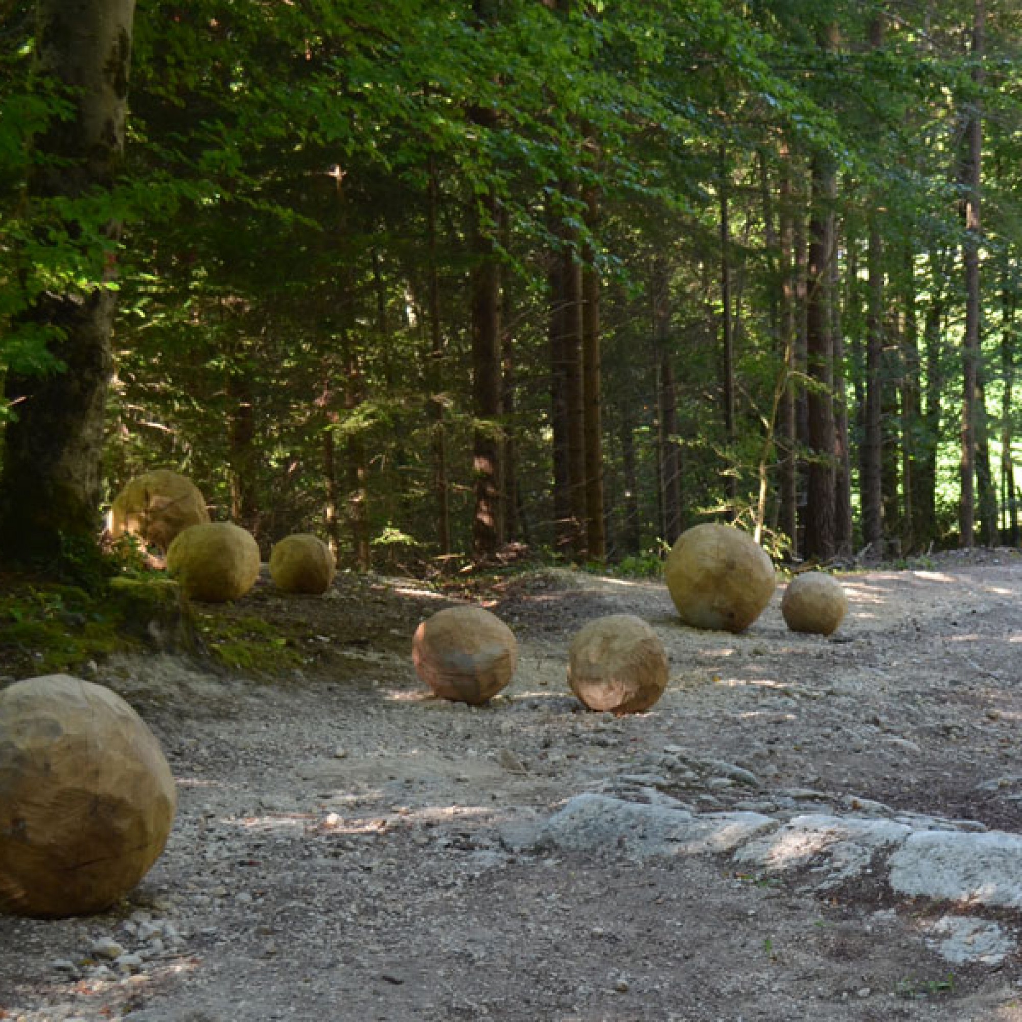 Grosse Holzkugeln von Sammy Deichmann auf dem alten Plattenweg (stg)