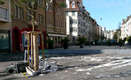 Am Voltaplatz ist noch nicht alles perfekt. Bild: Der Tag nach einer «Sperrgut-Party» am Voltaplatz von gentrifizierungskritischen Aktivisten. (www.infam.antville.org )